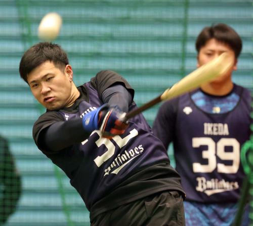 フリー打撃練習で快音を響かせるオリックス福永(撮影・上田博志)