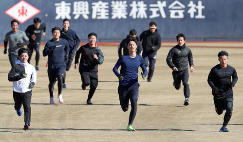 ダッシュをする日本ハムの新入団選手たち(撮影・佐藤翔太)