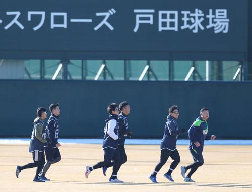 ヤクルト新人合同自主トレ初日を迎えランニングする選手たち(撮影・河野匠)