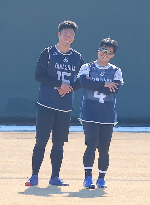 グラウンドで笑顔を見せるヤクルト山下(左)と丸山和(撮影・河野匠)