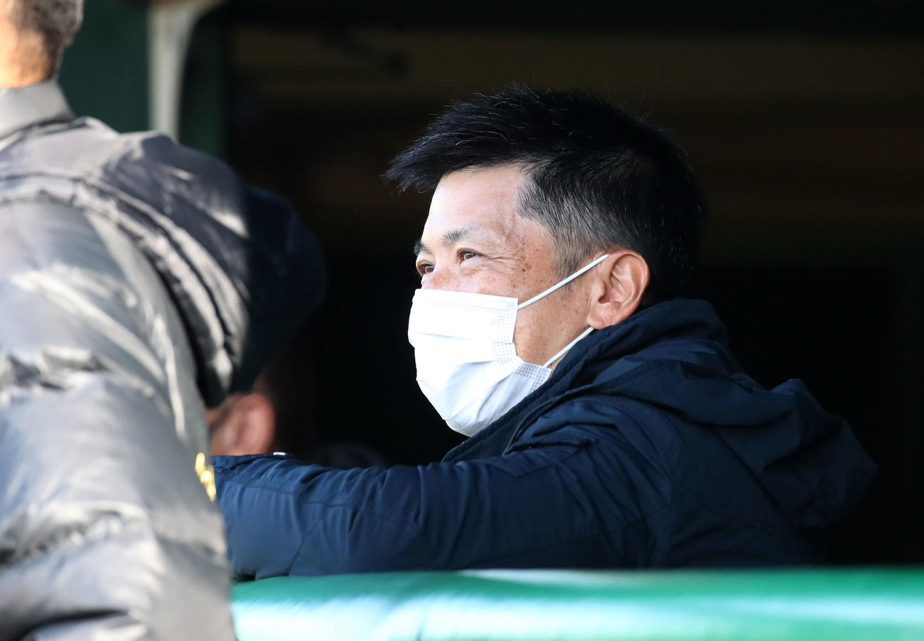 新人合同自主トレを視察する矢野監督（撮影・加藤哉）