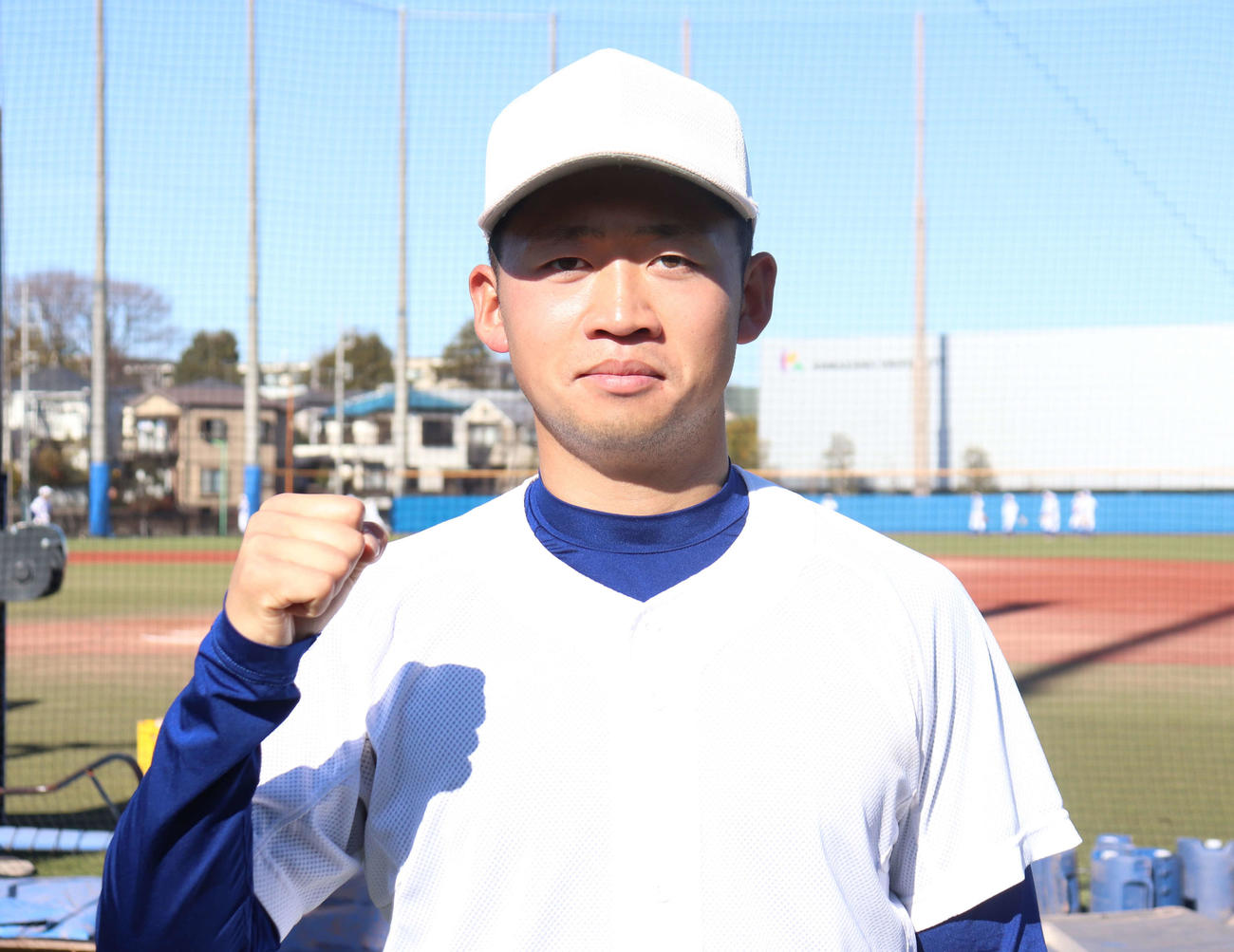 写真撮影にガッツポーズで応じた駒大・福山優希（撮影・阿部泰斉）