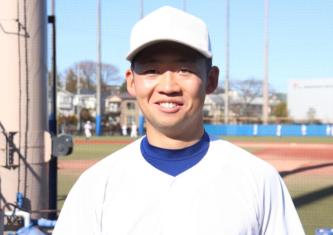 笑顔で写真撮影に応じた駒大・福山優希投手（撮影・阿部泰斉）