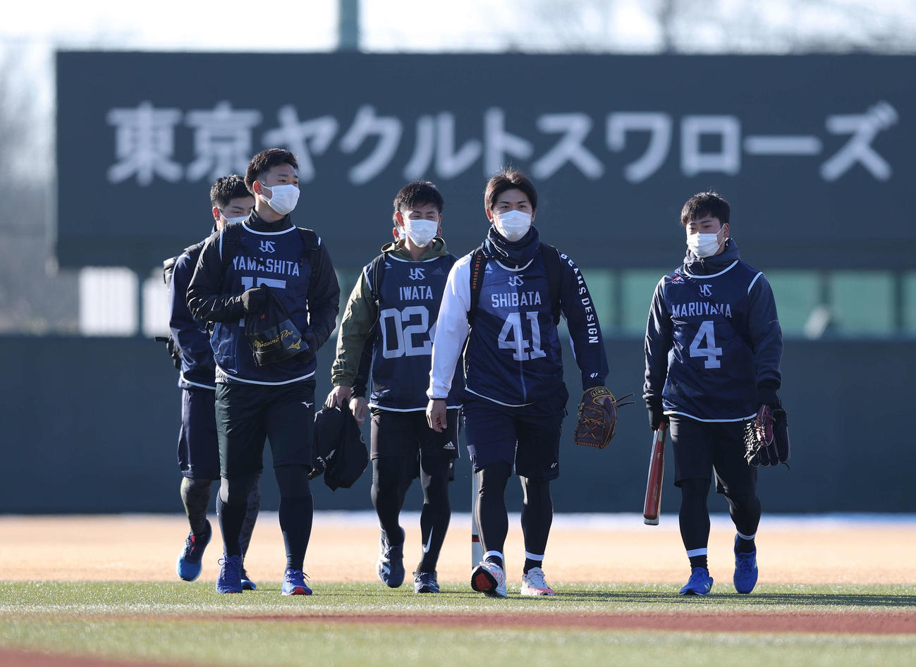 ヤクルト新人合同自主トレ初日を迎え、グラウンドを歩く、左から山下、岩田、柴田、丸山和ら（撮影・河野匠）