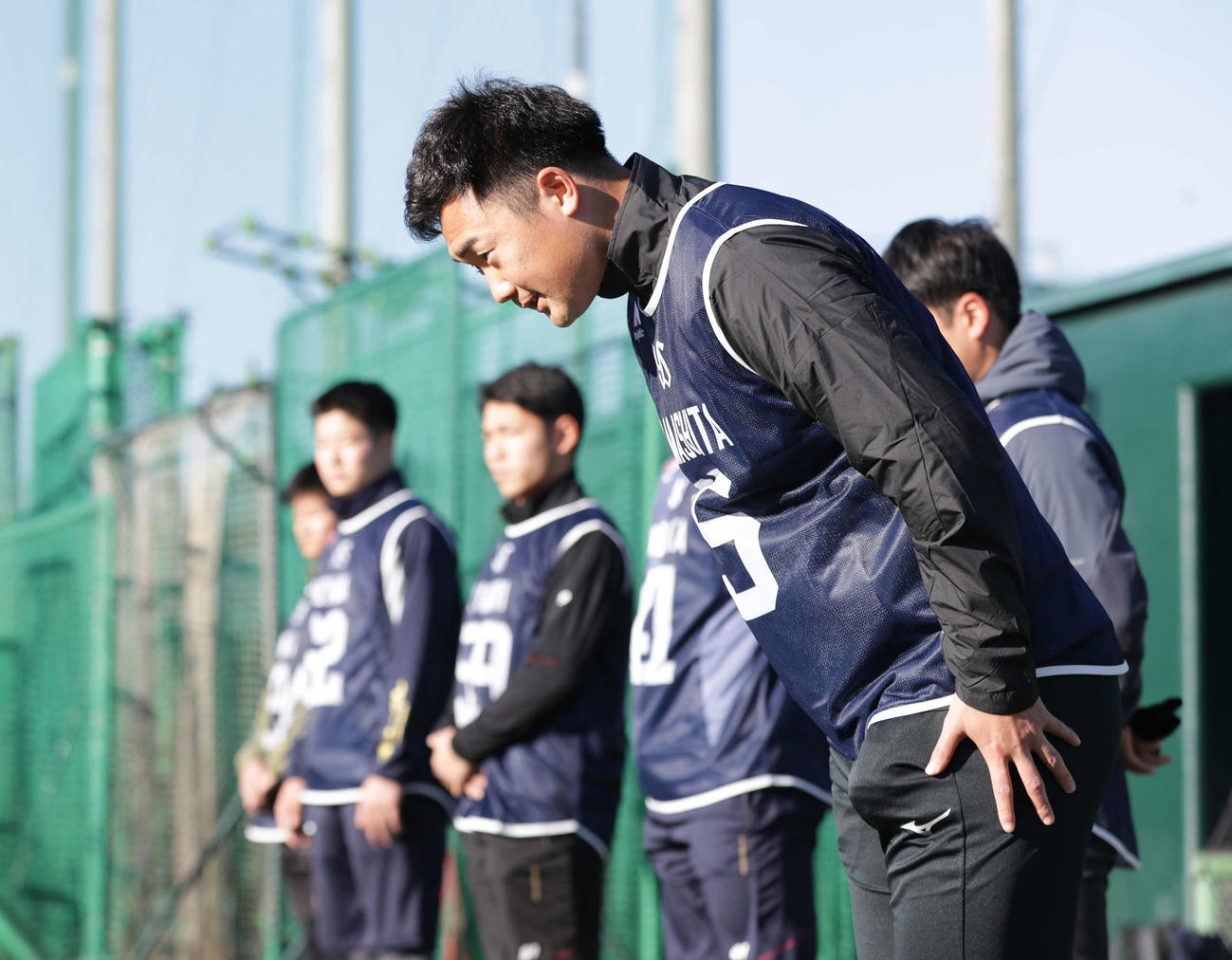 ヤクルト新人合同自主トレ初日を迎え、あいさつする山下（手前）（撮影・河野匠）