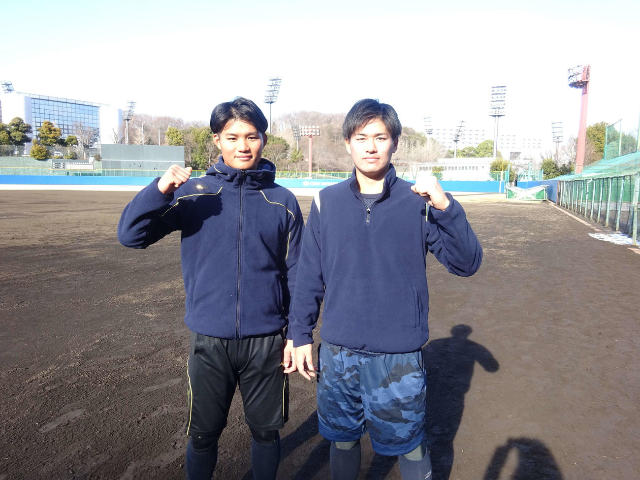 練習始めに臨み、そろって今年のチームの優勝とプロ入りを力強く宣言した、左から森下と北村（撮影・保坂淑子）