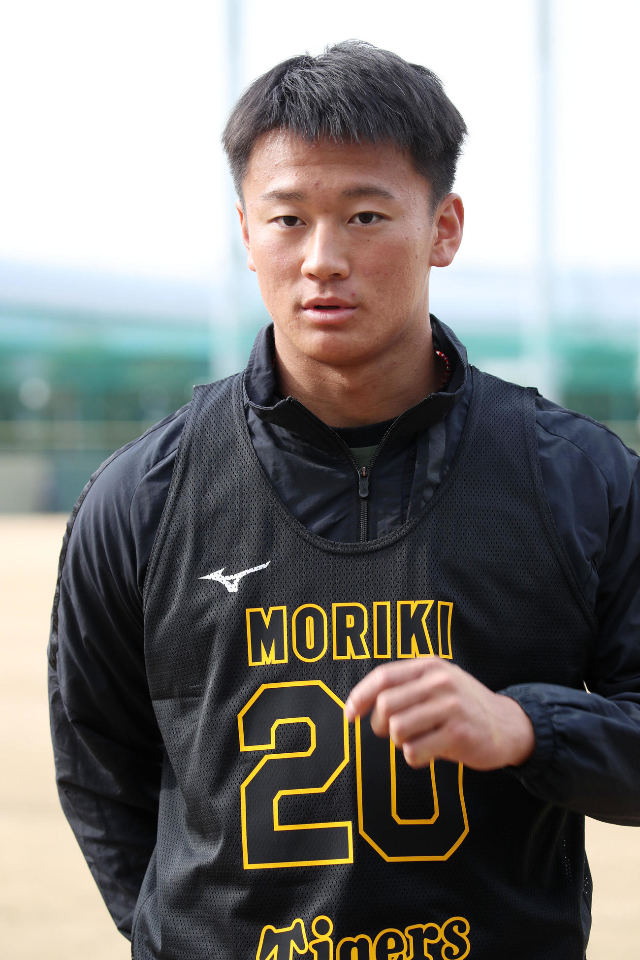新人合同自主トレを終えインタビューを受ける森木（代表撮影）
