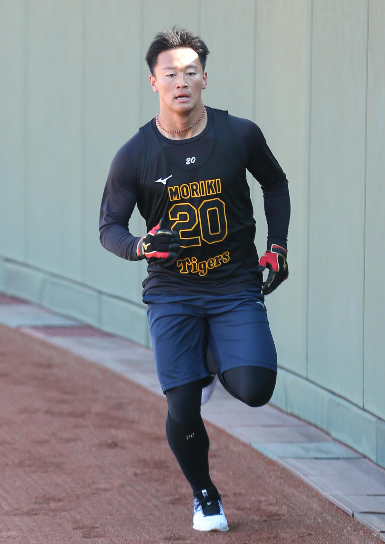 新人合同自主トレでポール間をダッシュする森木（撮影・上山淳一）