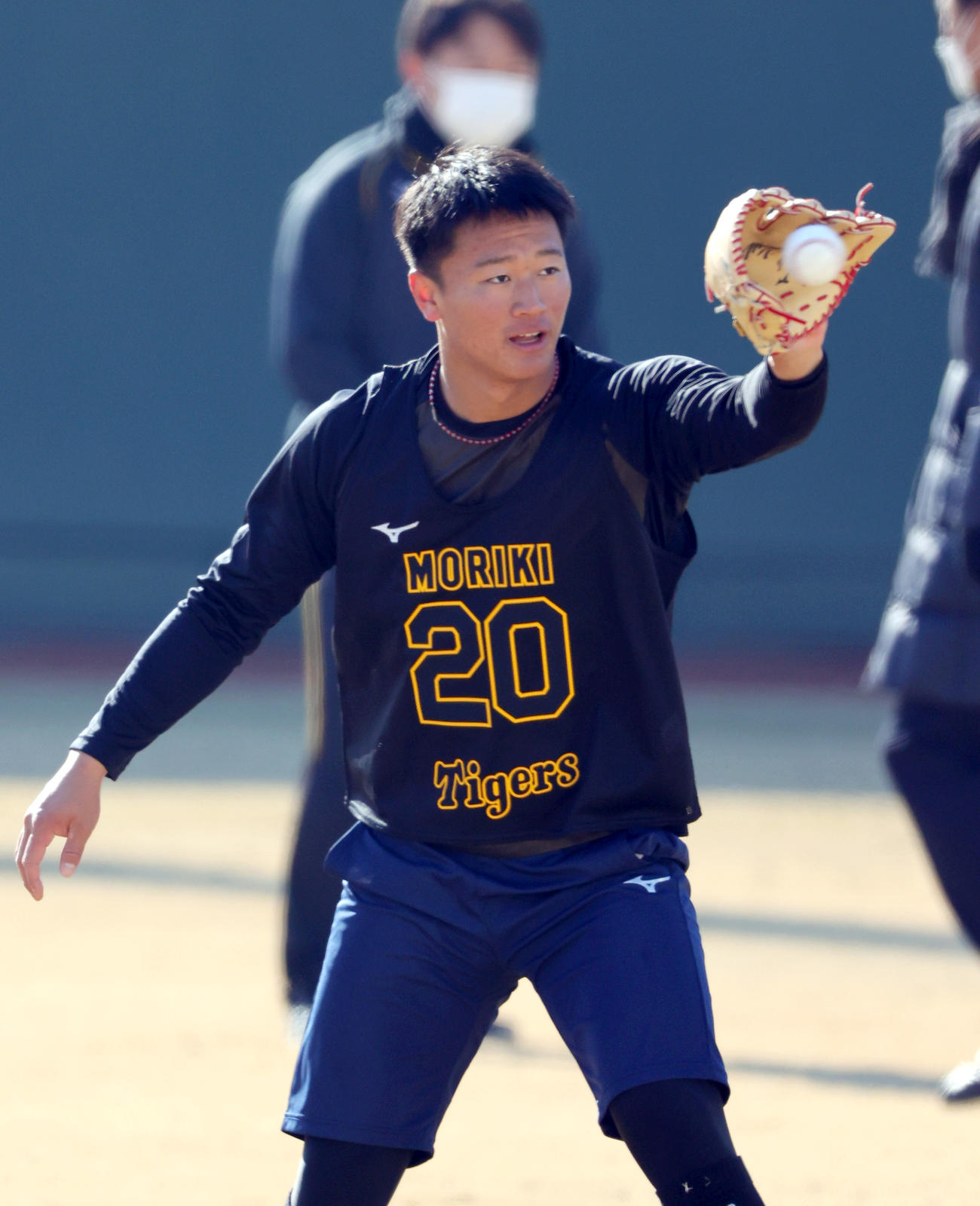 新人合同自主トレでキャッチボールをする森木（撮影・上山淳一）