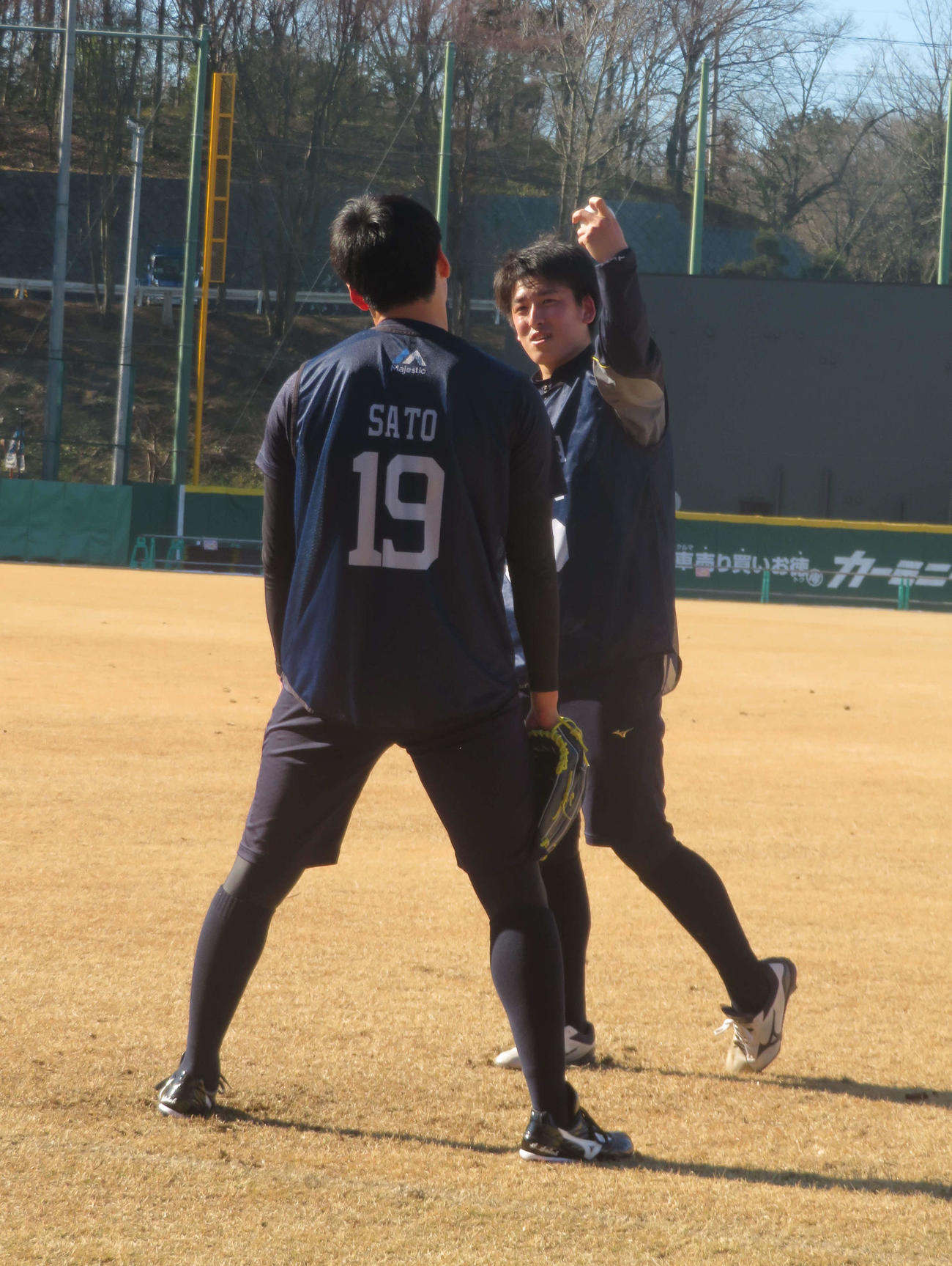 新人合同自主トレで、西武隅田（奥）からカーブの感覚を聞く佐藤（撮影・上田悠太）