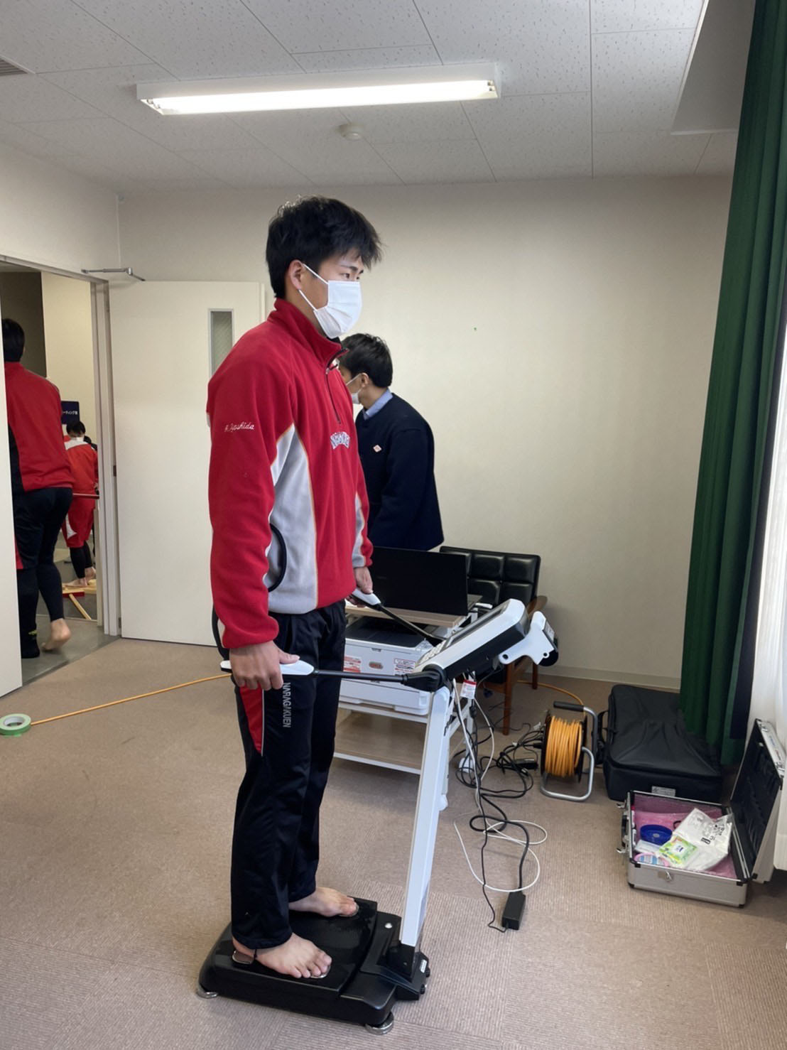 10月末に導入したインボディで筋肉量や体脂肪率などを測定する奈良学園大ナイン