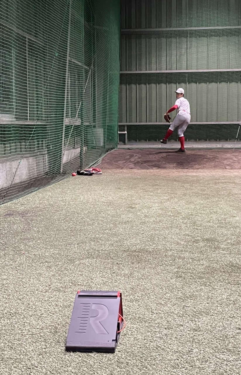 奈良学園大は12月からラプソードを導入し、エースの植木佑斗投手は投球をチェックする