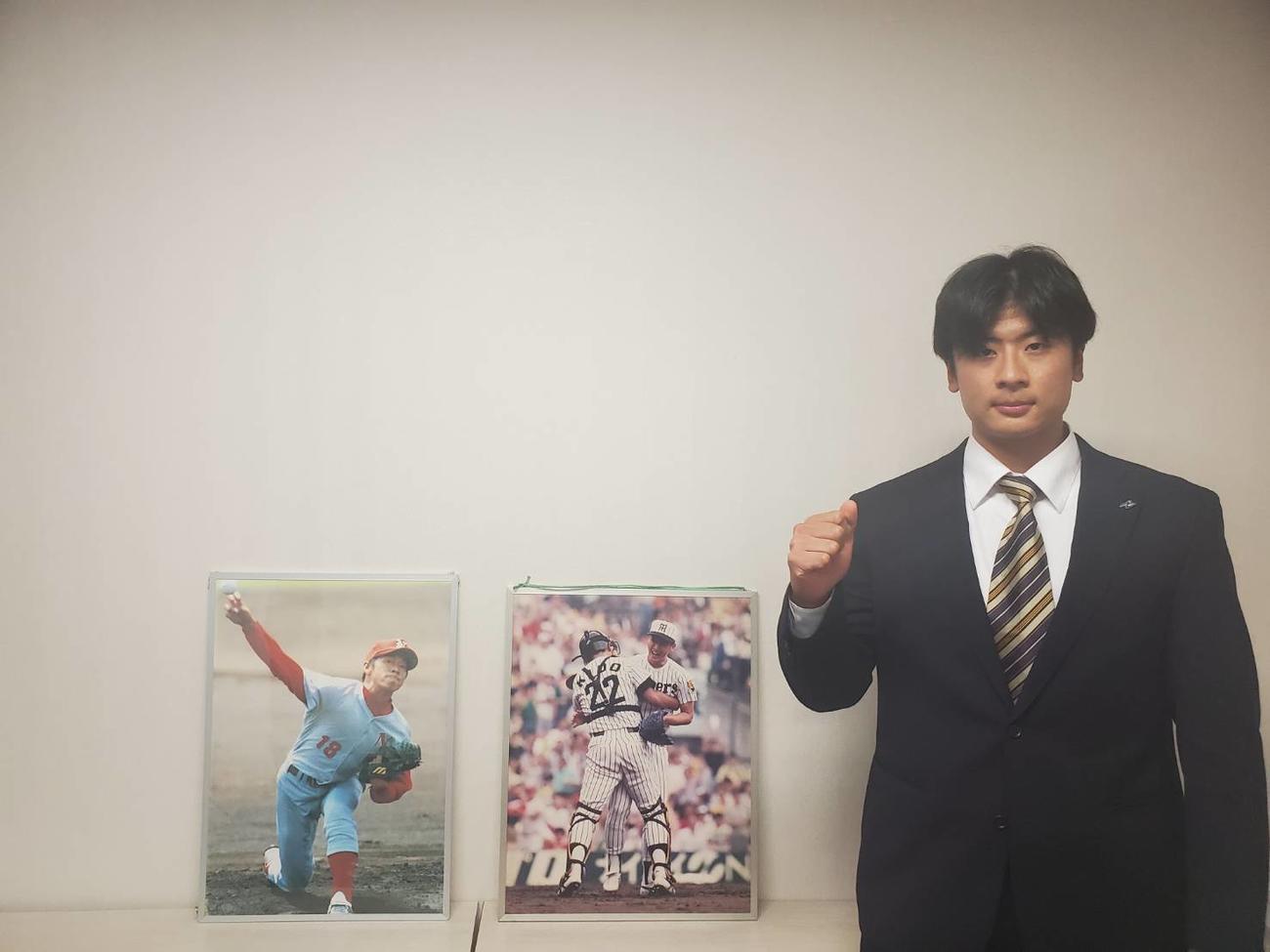 奈良学園大の植木佑斗投手は同校OBの元中日山井大介氏、元阪神湯舟敏郎氏のパネルの前でガッツポーズした