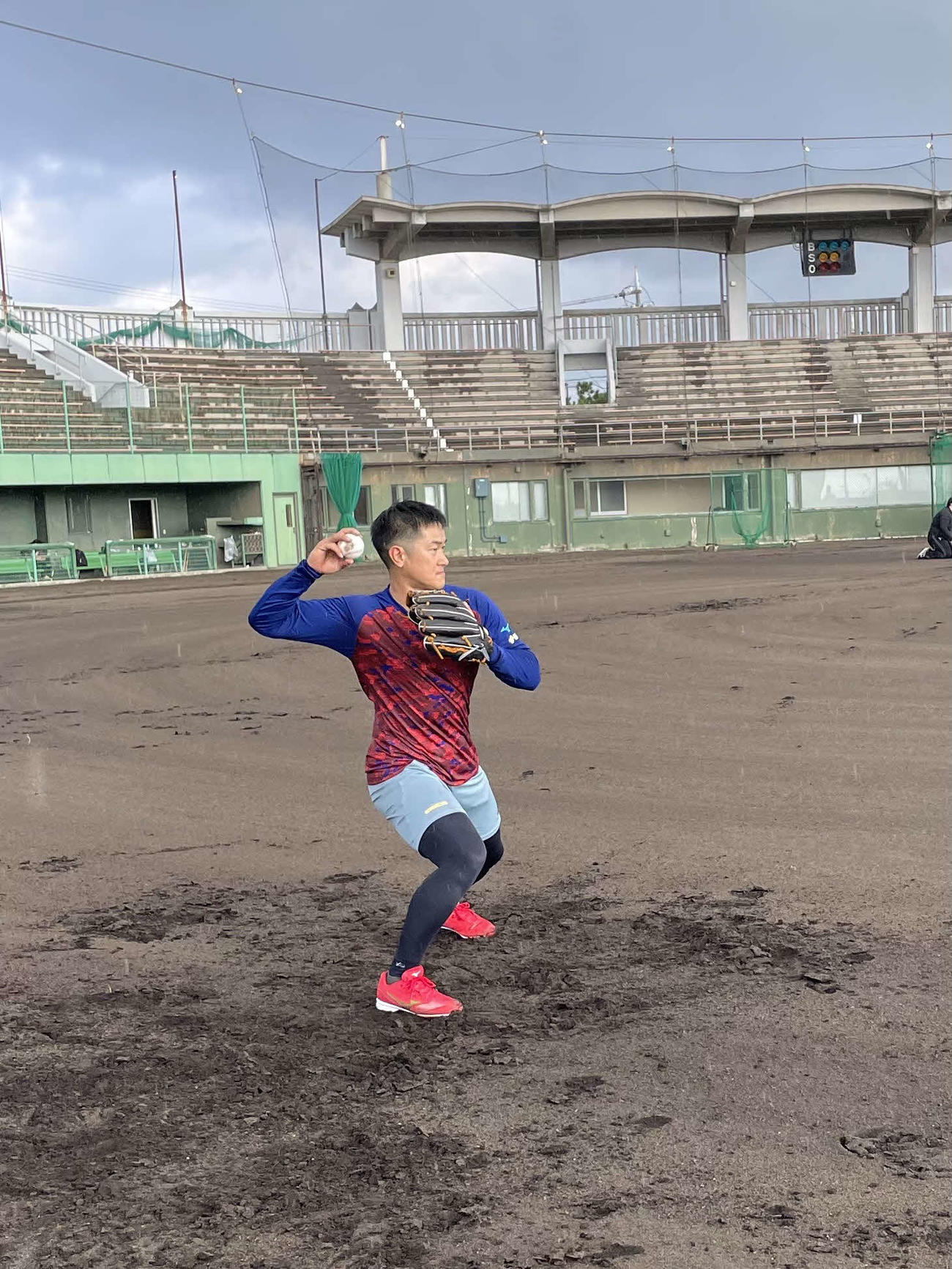 自主トレに励む楽天銀次（楽天野球団提供）