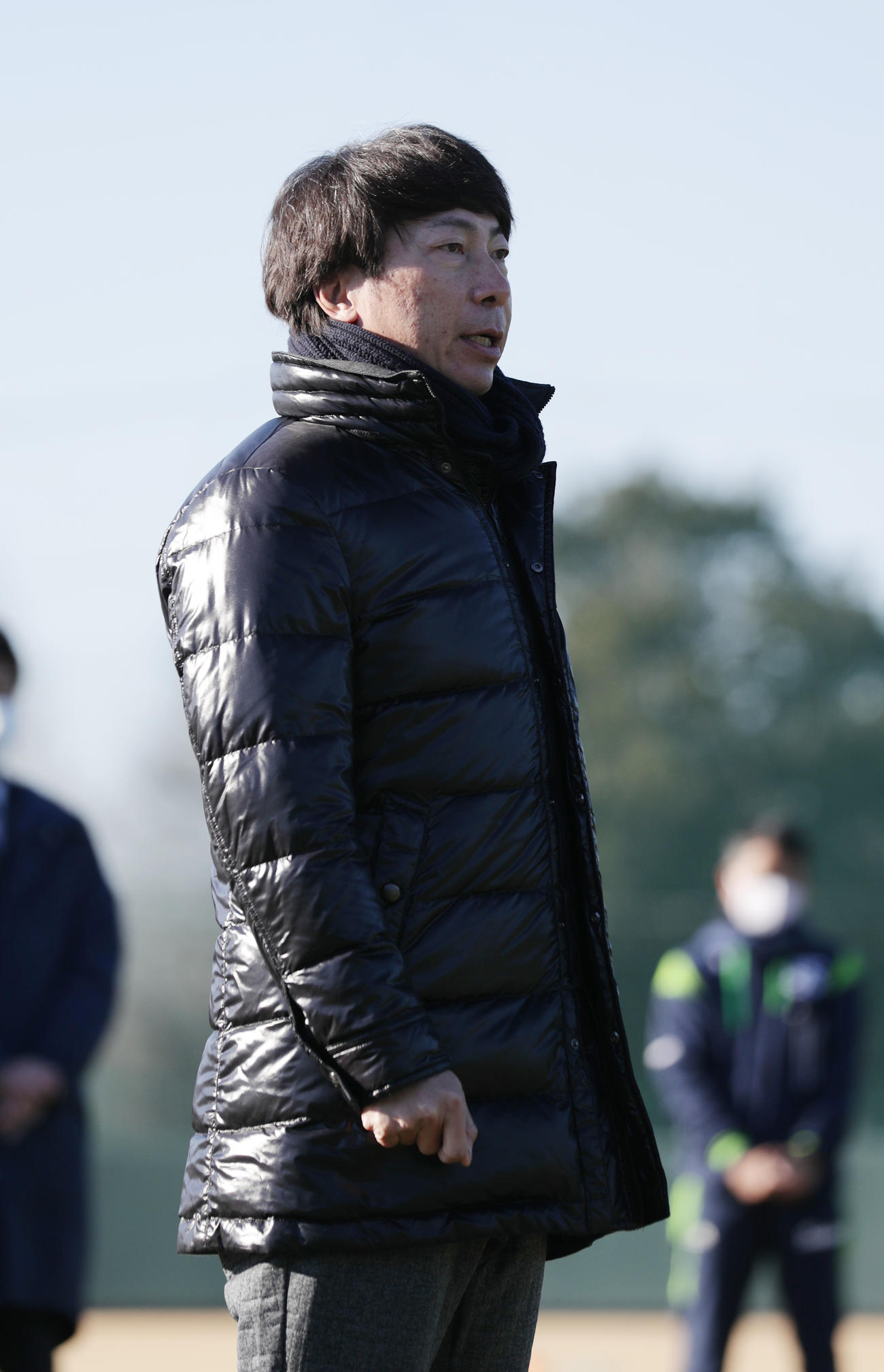 新人選手を前にあいさつするヤクルト高津監督（撮影・河野匠）