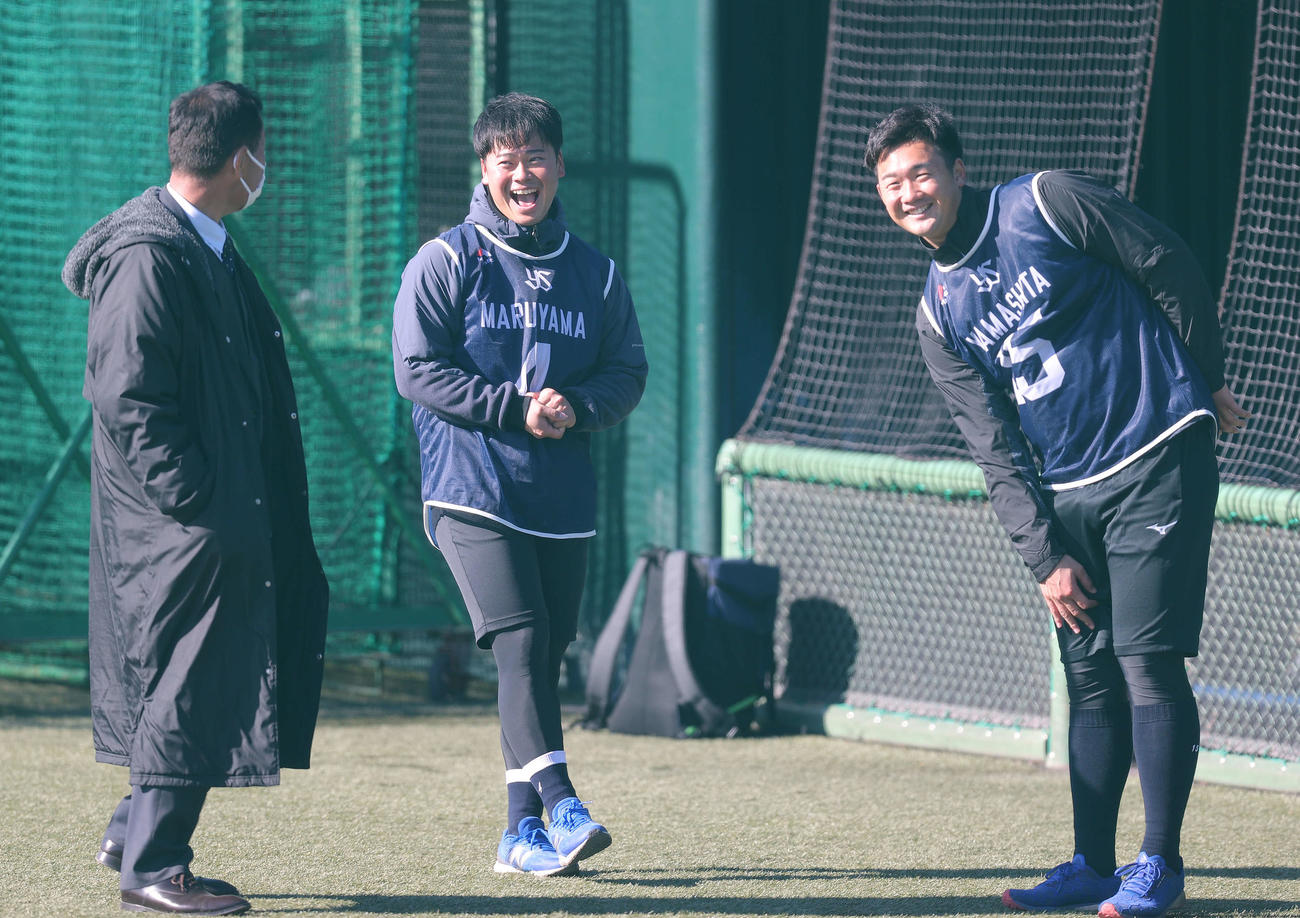 グラウンドで笑顔を見せるヤクルト山下（右）と丸山和（中央）（撮影・河野匠）