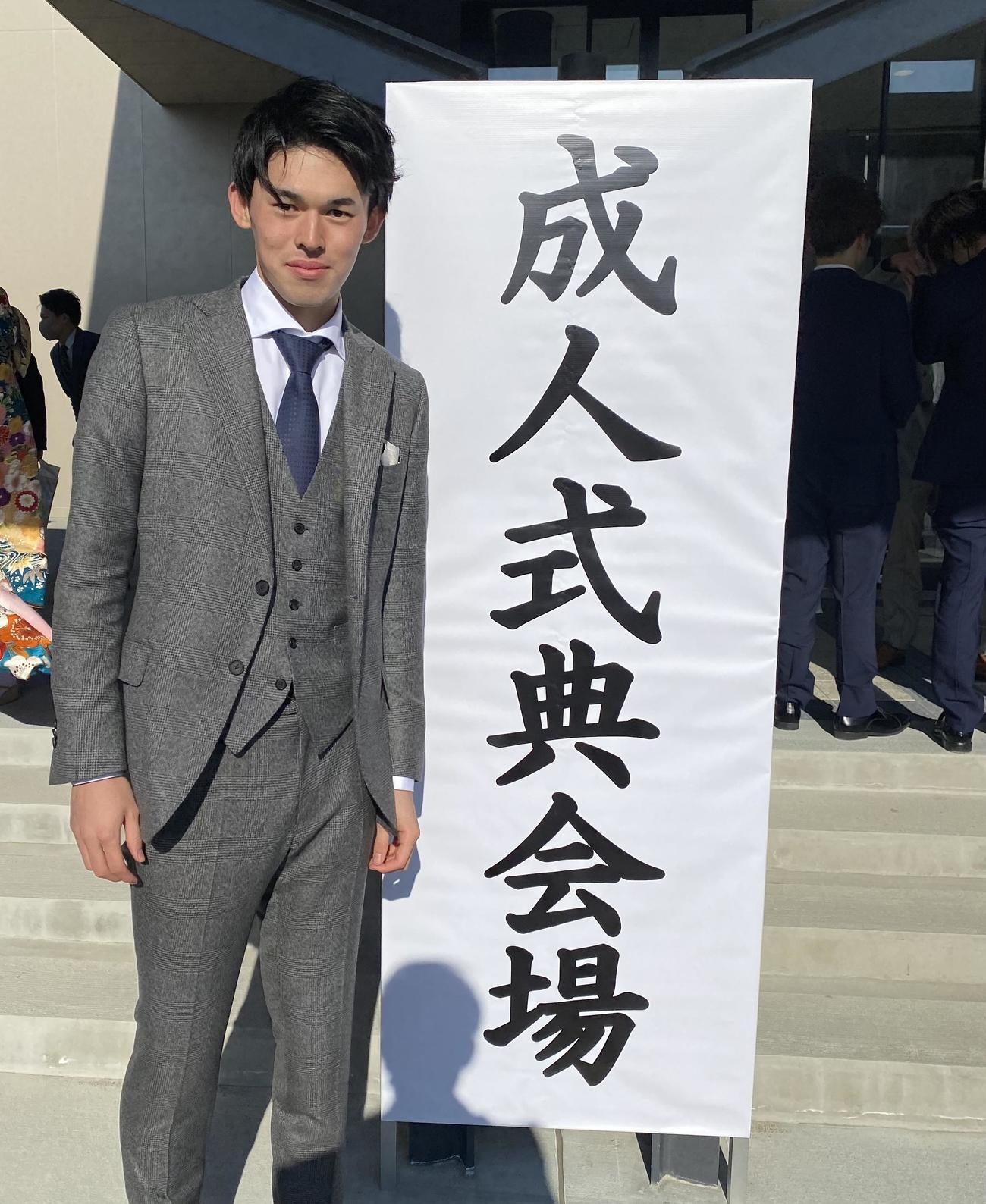 岩手・陸前高田市の成人式会場で記念撮影するロッテ佐々木朗