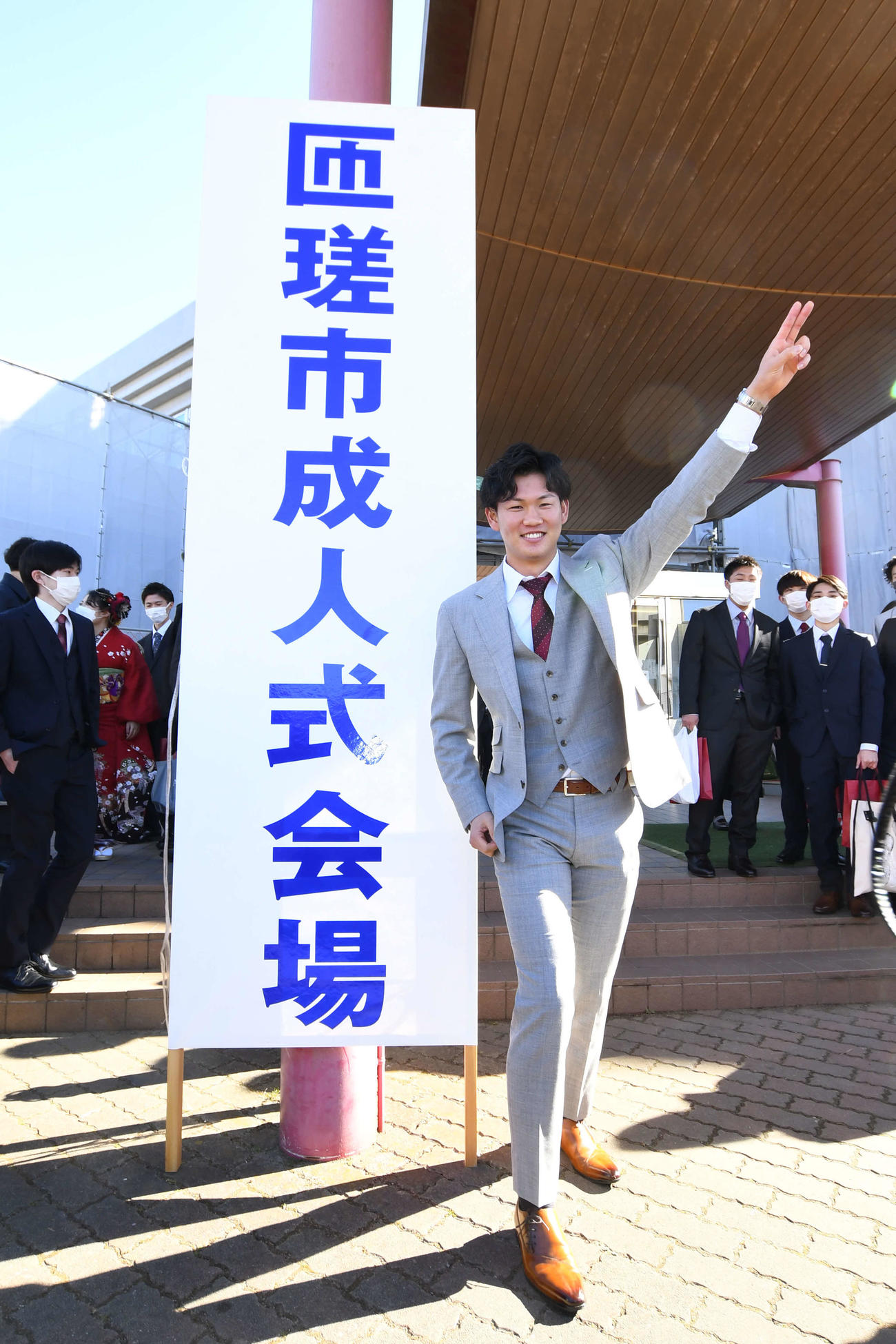 千葉・匝瑳市の成人式に出席し、ポーズを決める阪神及川（撮影・中野椋）