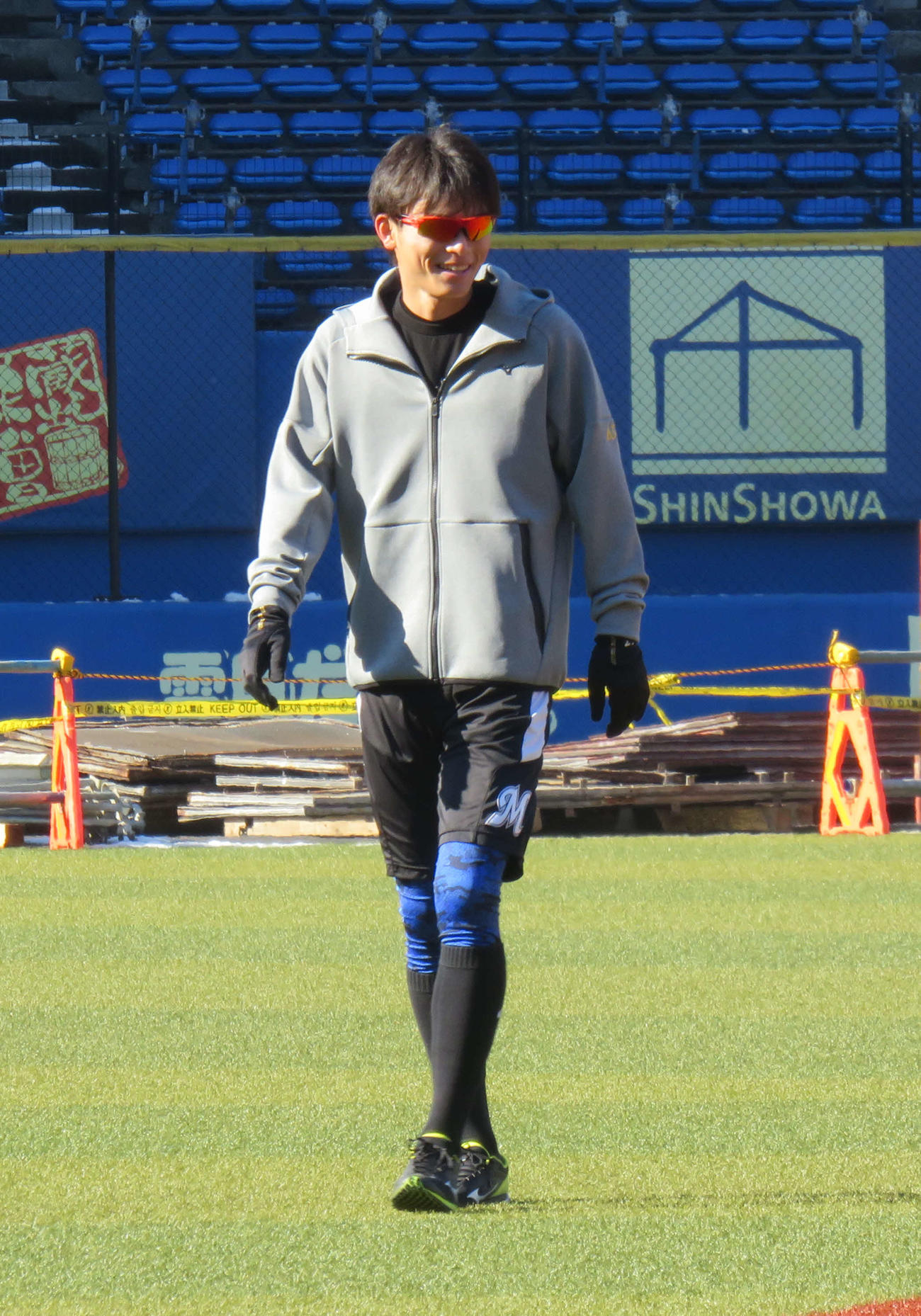 自主トレ公開日に笑顔を見せるロッテ和田