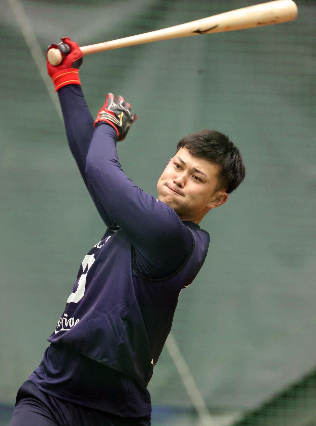フリー打撃練習で快音を響かせるオリックス野口（撮影・上田博志）