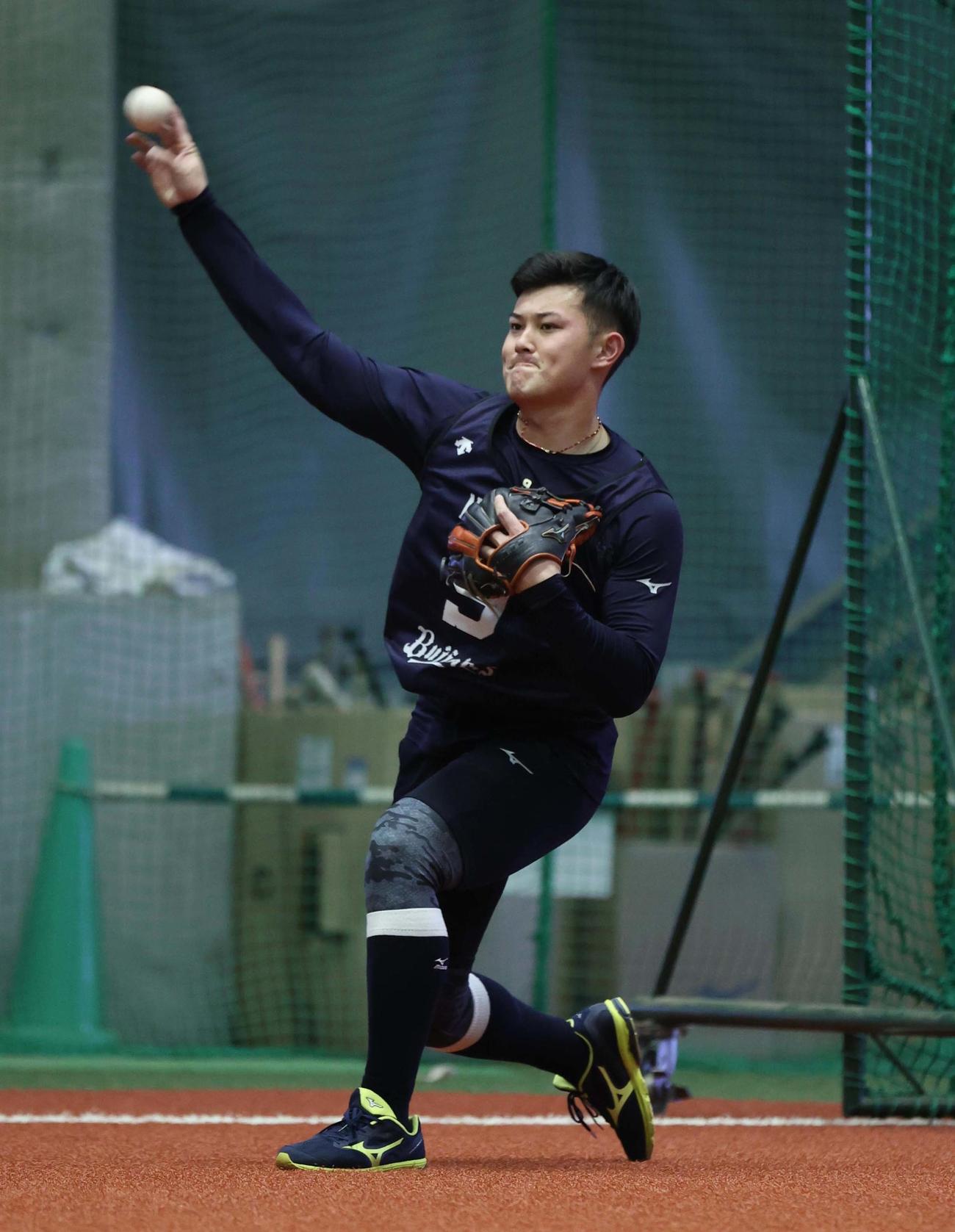 ノックを受けるオリックス野口（撮影・上田博志）