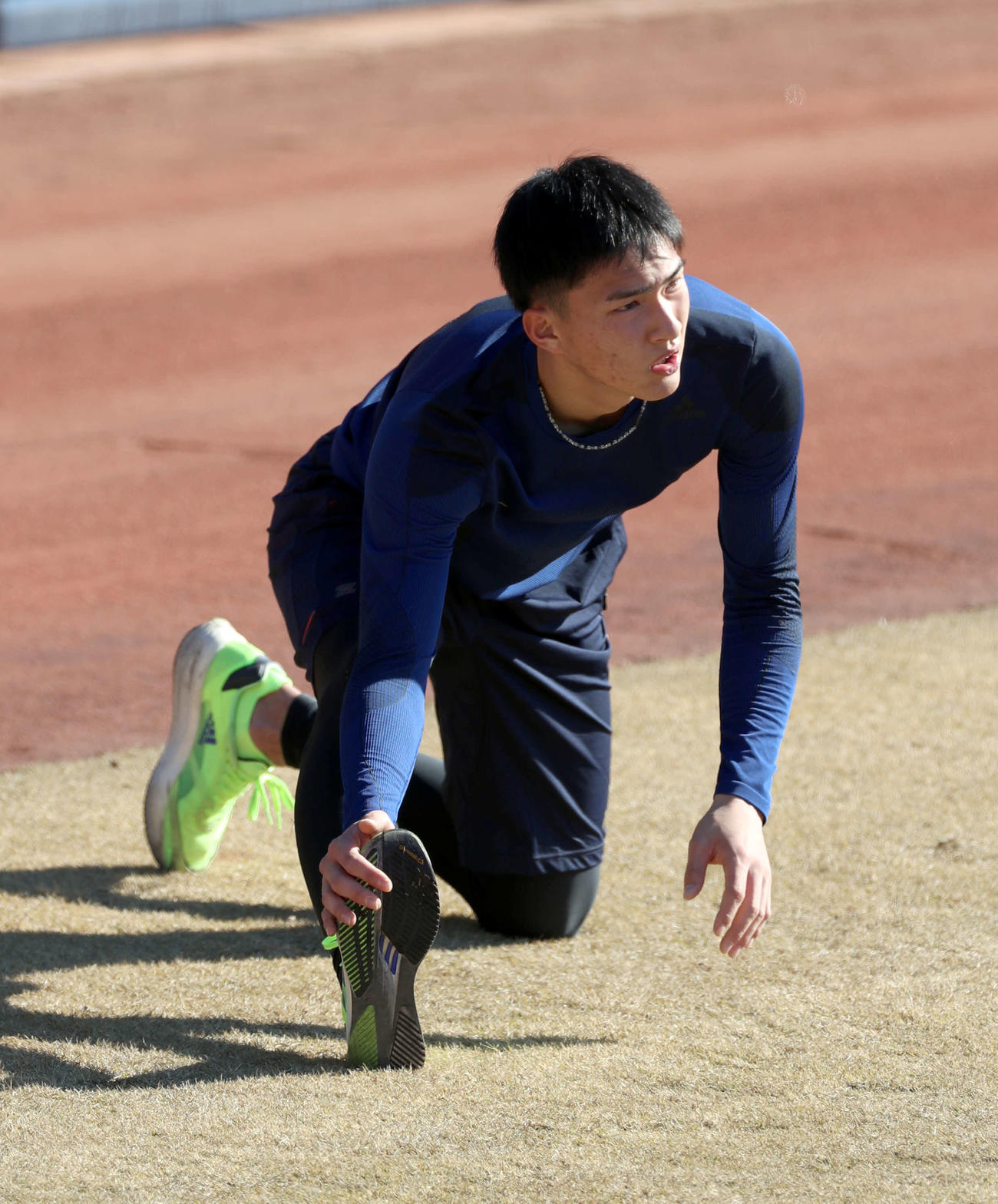 キャッチボール前、入念にストレッチをする日本ハムドラフト1位の達（撮影・佐藤翔太）