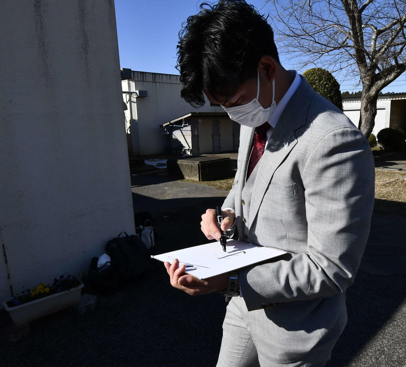 千葉・匝瑳市の成人式に出席した阪神及川は、今季のテーマとなる漢字1字を「挑」とした。サウスポーでもペンは右手で持つ（撮影・中野椋）