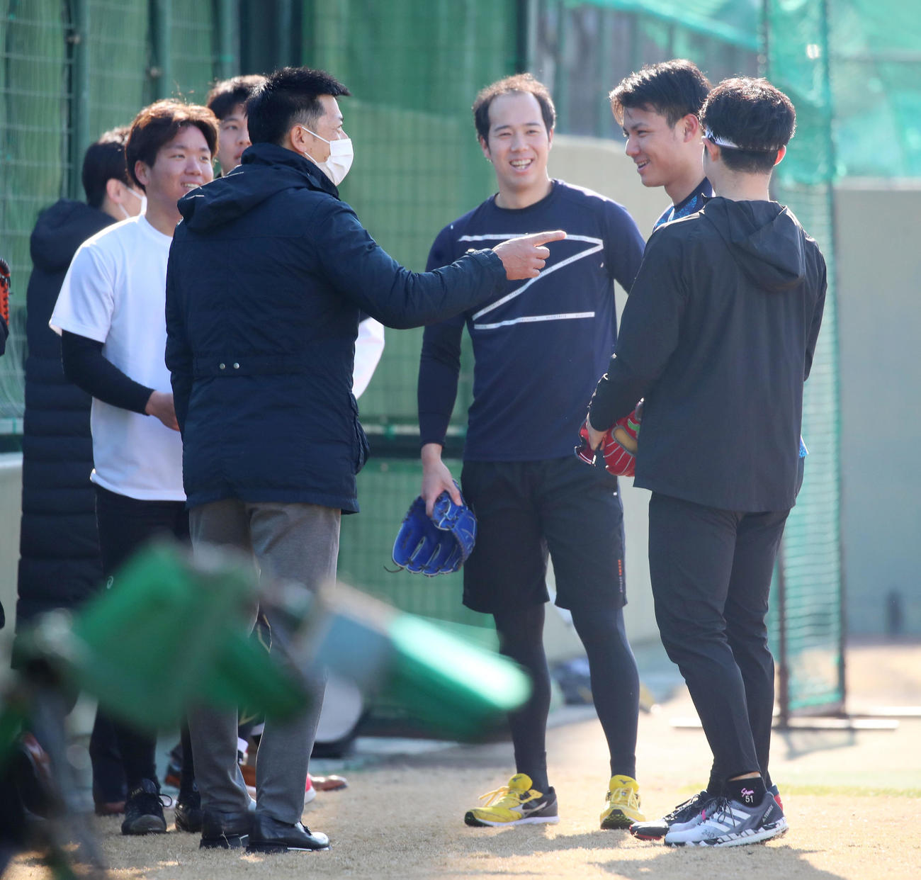 新人合同自主トレの視察に訪れた矢野監督（左）にあいさつする栄枝（右）らナインたち（撮影・加藤哉）