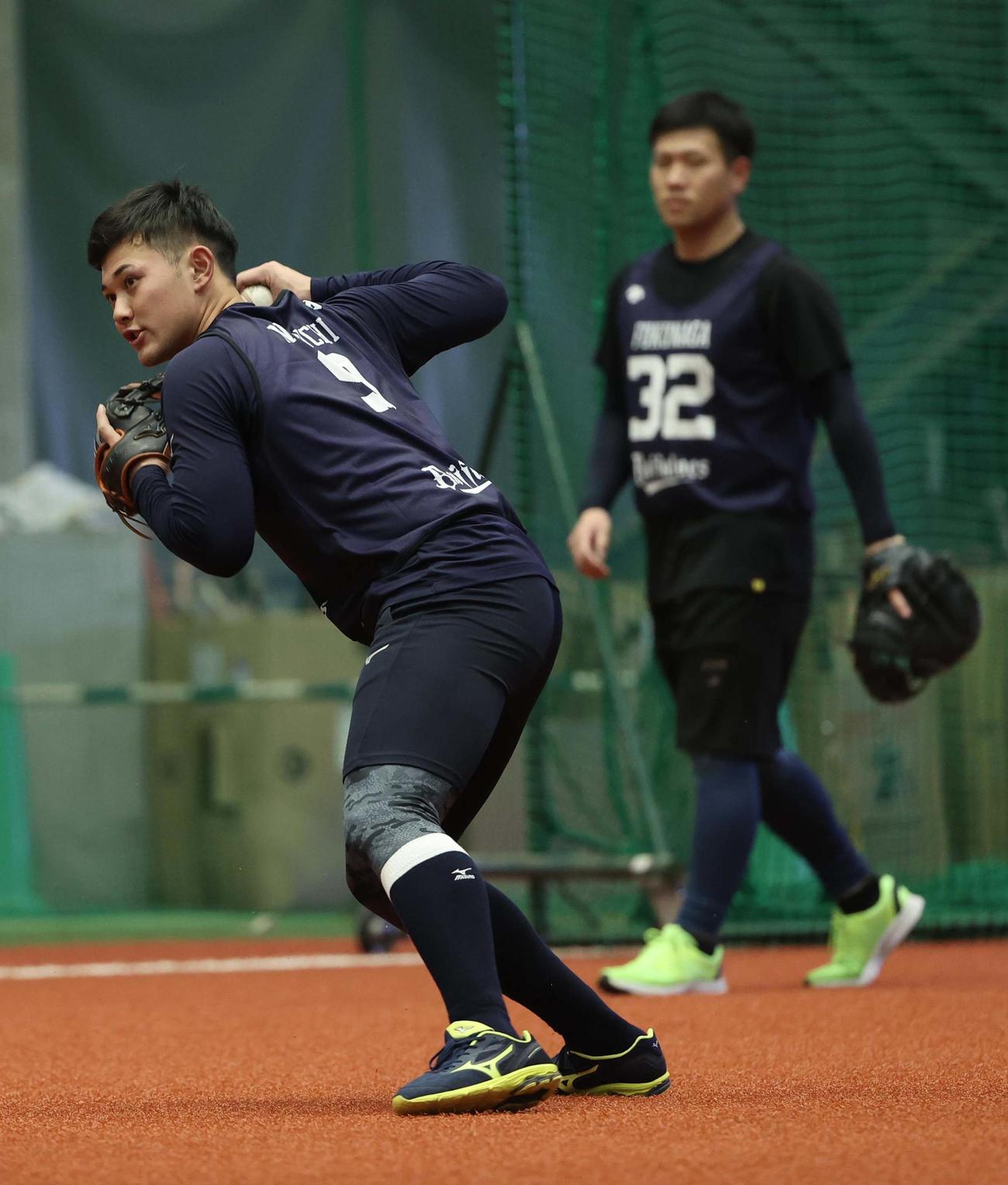 ノックを受ける野口（左）と福永（撮影・上田博志）