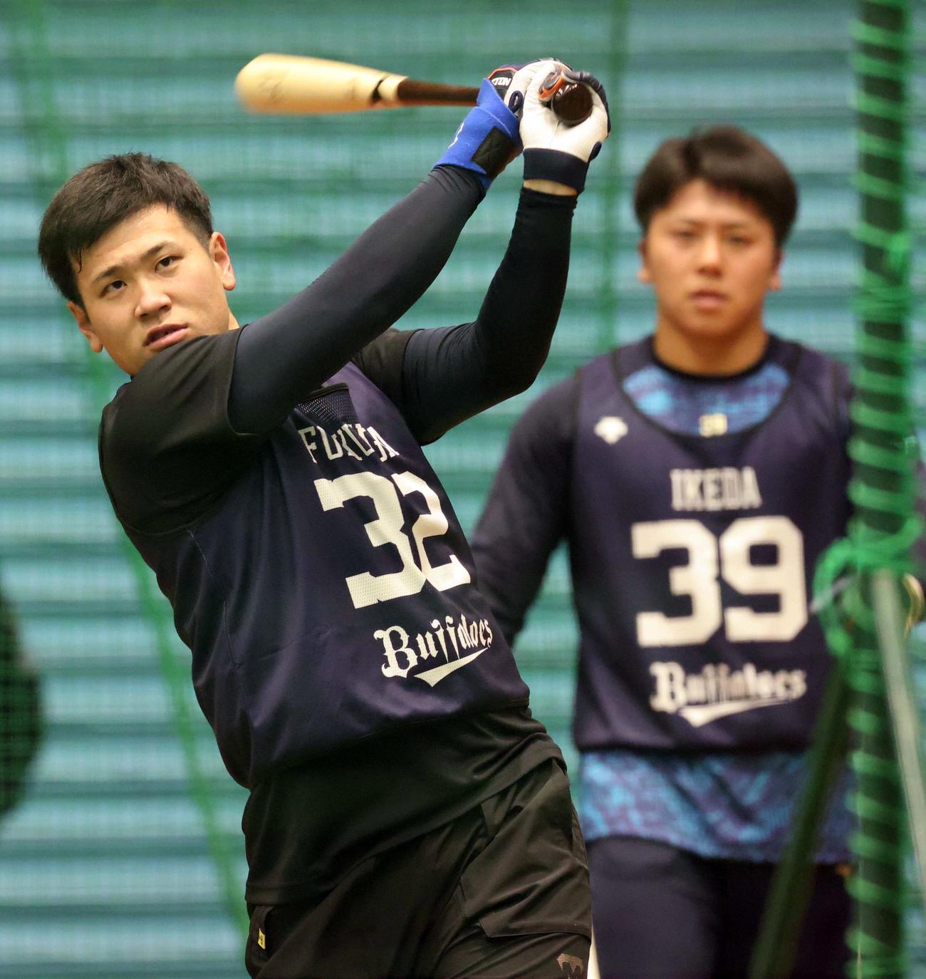 フリー打撃練習で快音を響かせるオリックス福永（撮影・上田博志）