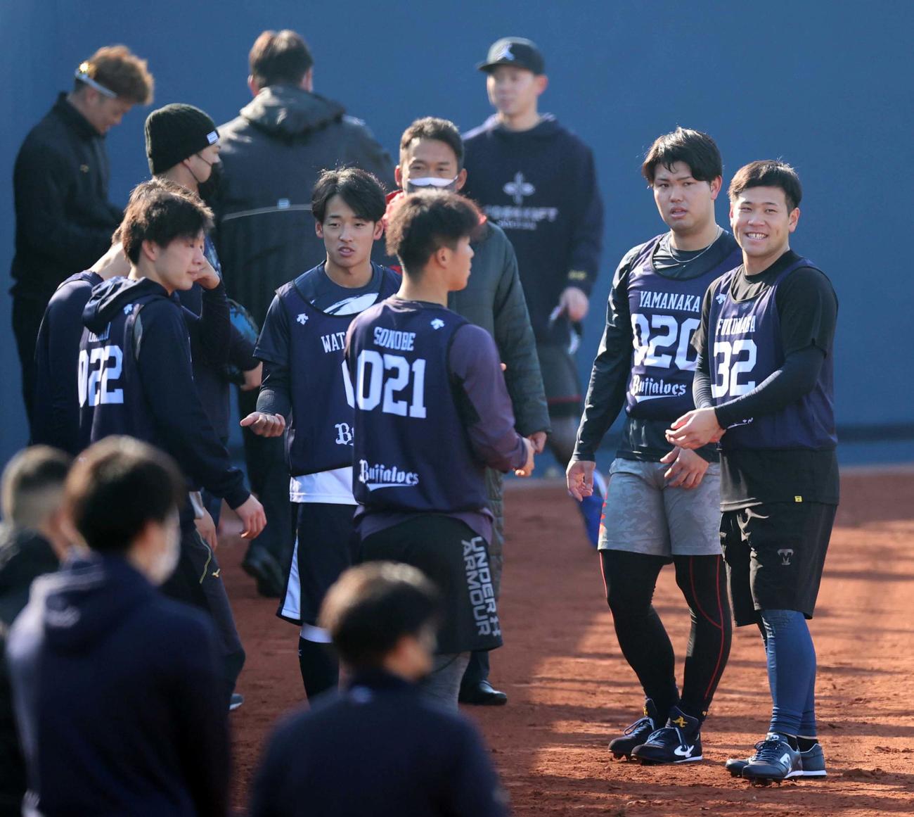 グラウンドで笑顔を見せる福永（右）らオリックス新人選手（撮影・上田博志）