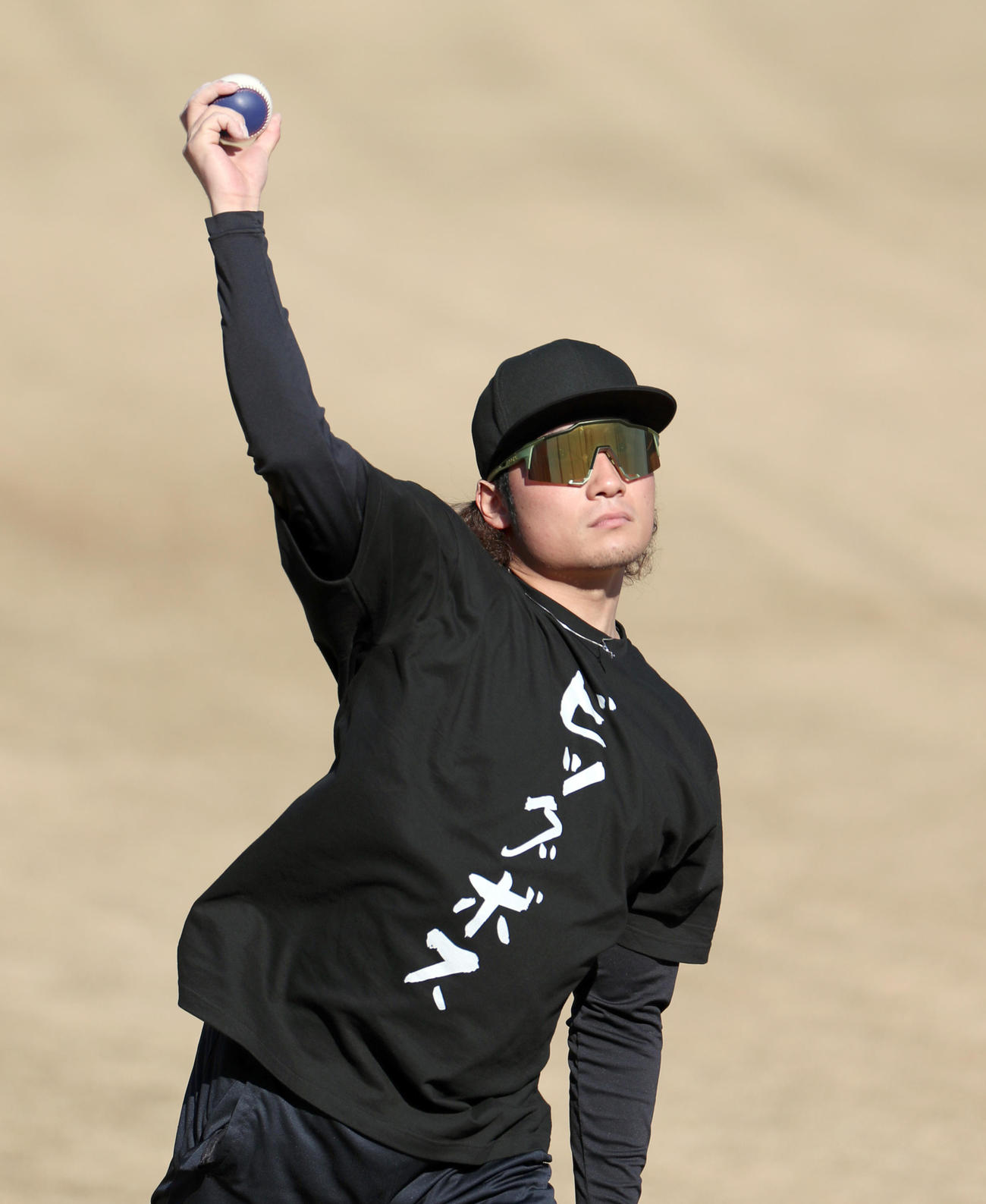 ビッグボスTシャツを着てキャッチボールをする日本ハム伊藤（撮影・佐藤翔太）