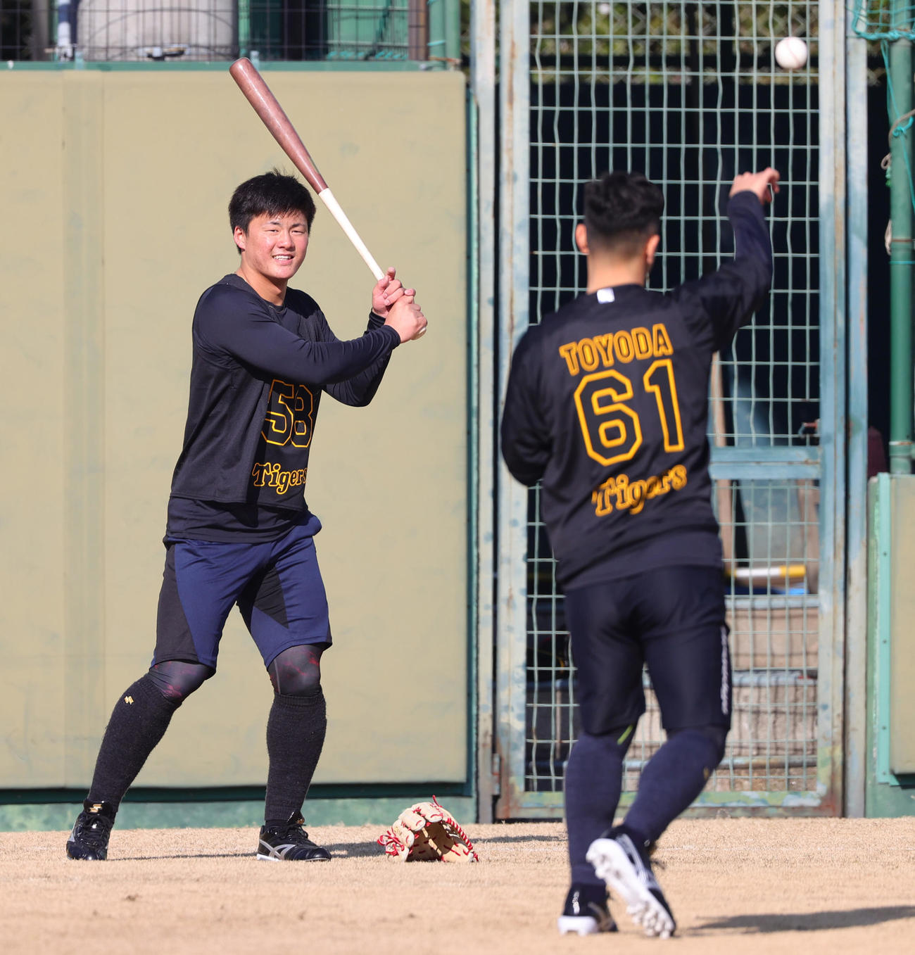 新人合同自主トレでペッパー打撃を行う前川（撮影・上山淳一）