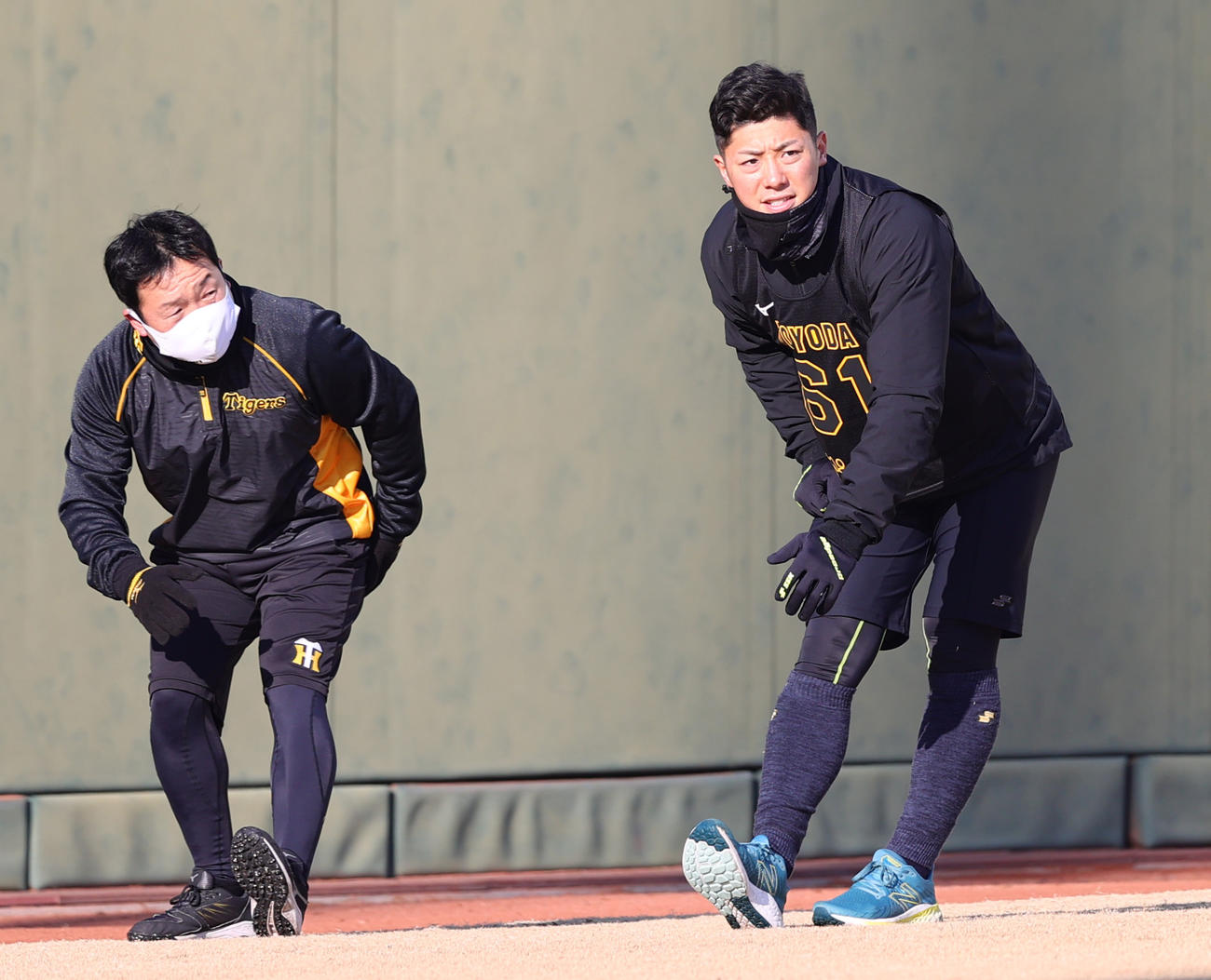 阪神豊田（右）は別メニューでトレーニングをする（撮影・上山淳一）