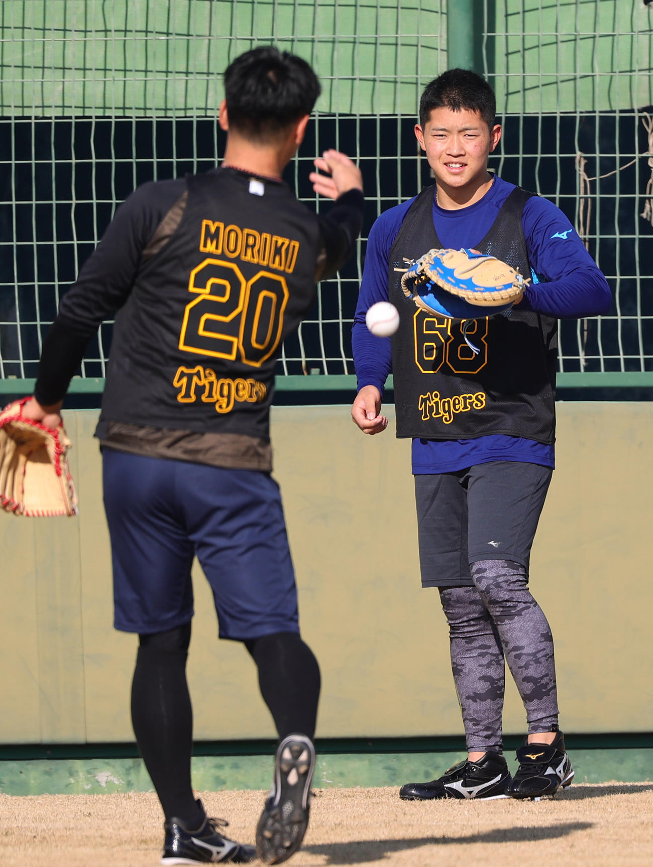 阪神森木（手前）とキャッチボールをする中川（撮影・上山淳一）