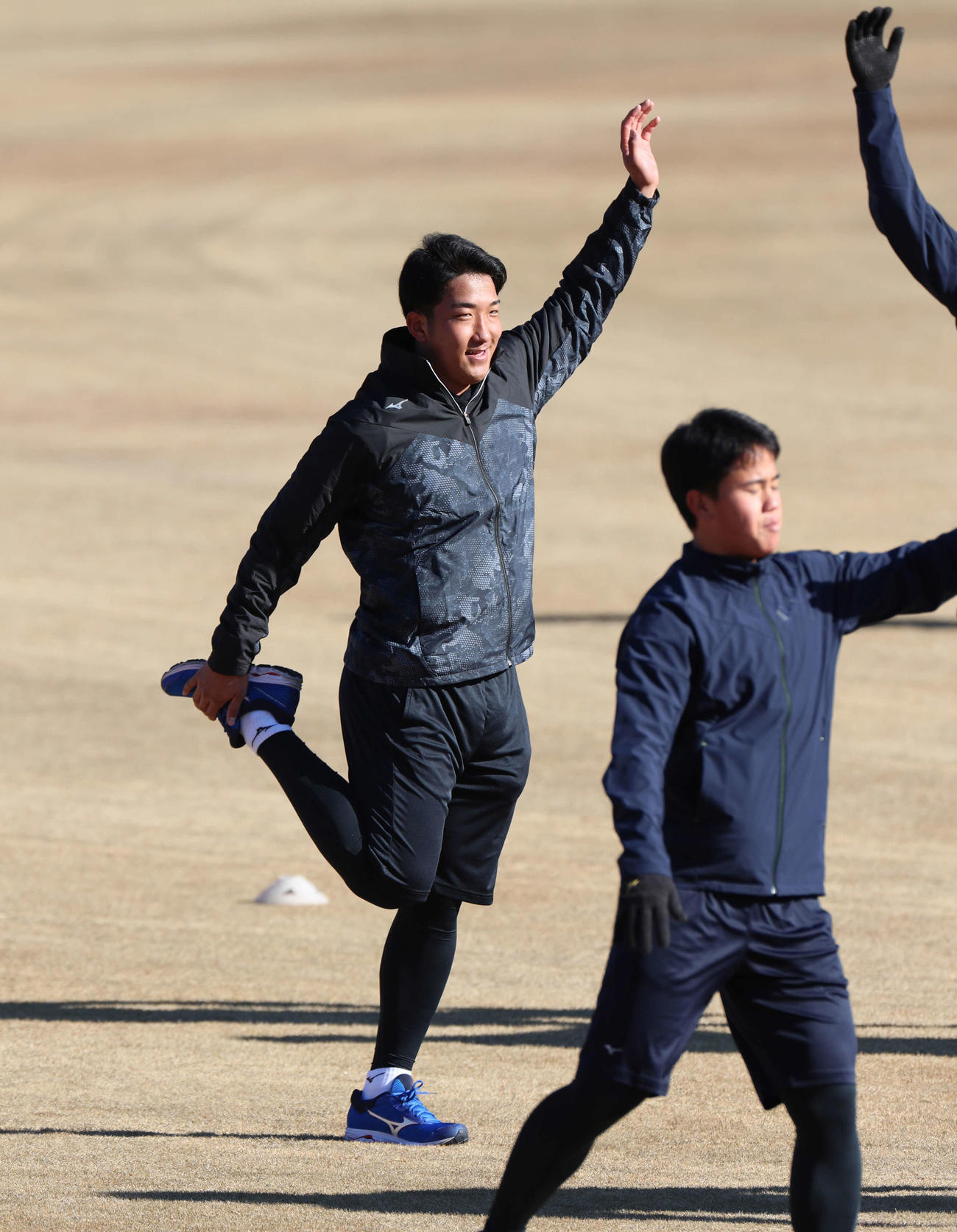 笑顔でウオーミングアップをする日本ハム2位の有薗（撮影・佐藤翔太）
