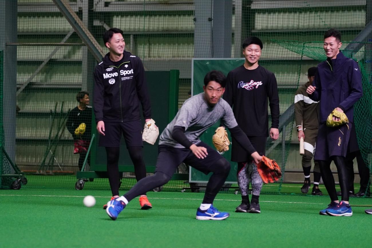 守備練習を行う日本ハムドラフト2位の有薗（球団提供）