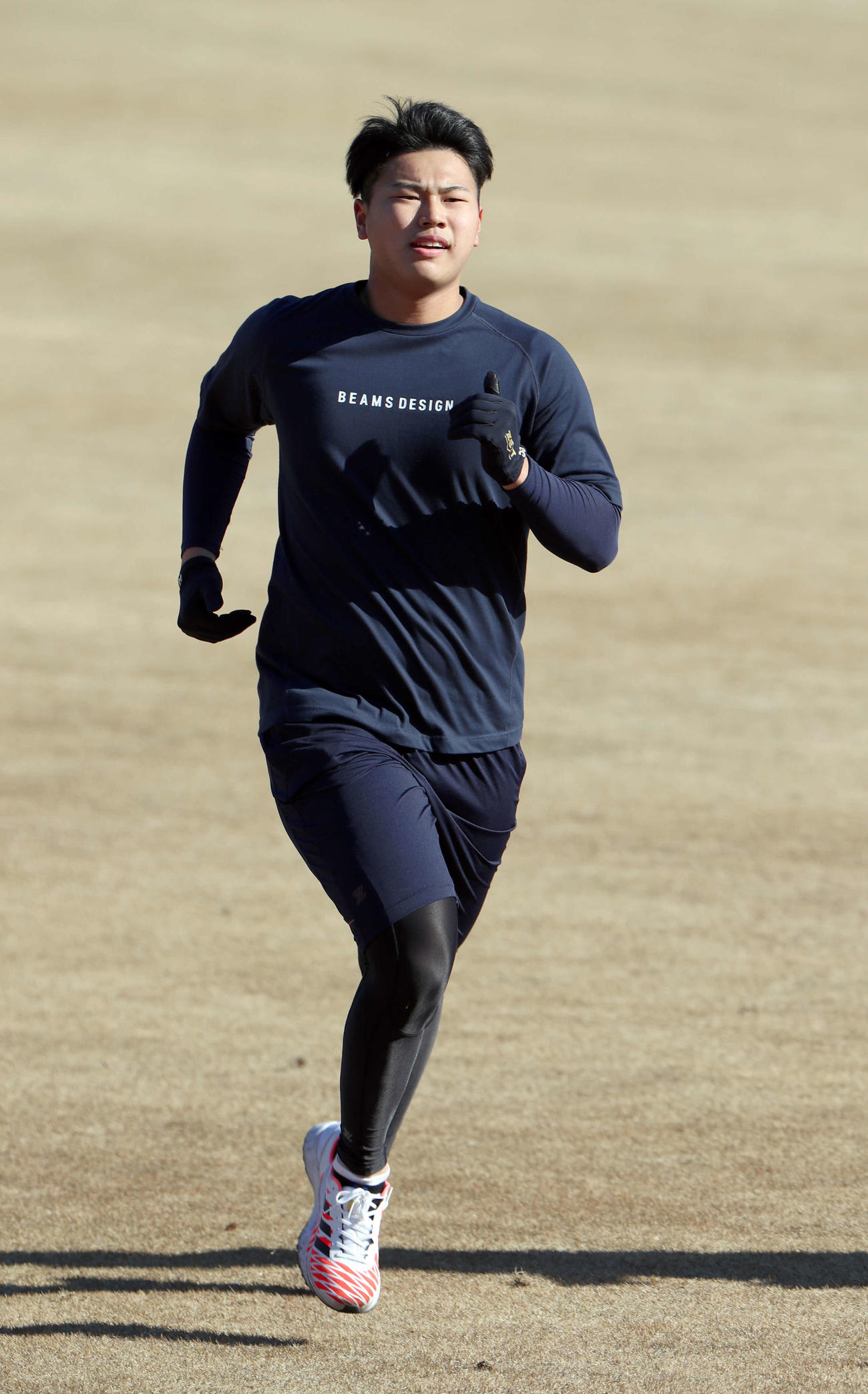 ダッシュをする日本ハムドラフト7位の松浦（撮影・佐藤翔太）