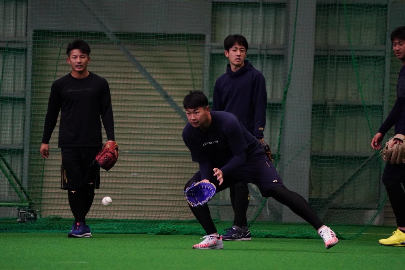 守備練習を行う日本ハムドラフト7位の松浦（球団提供）