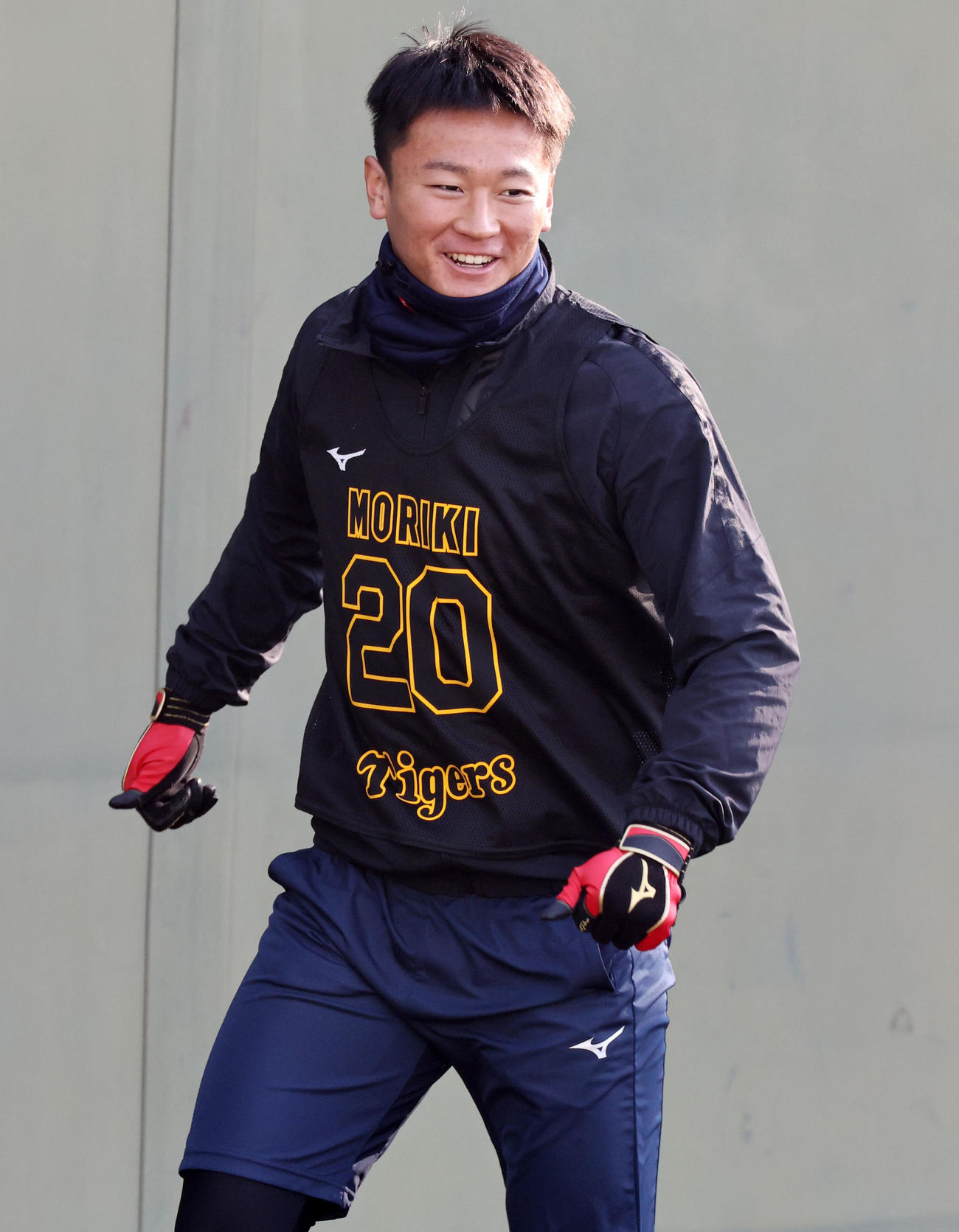 明るい表情で新人合同自主トレに向かう森木（撮影・加藤哉）