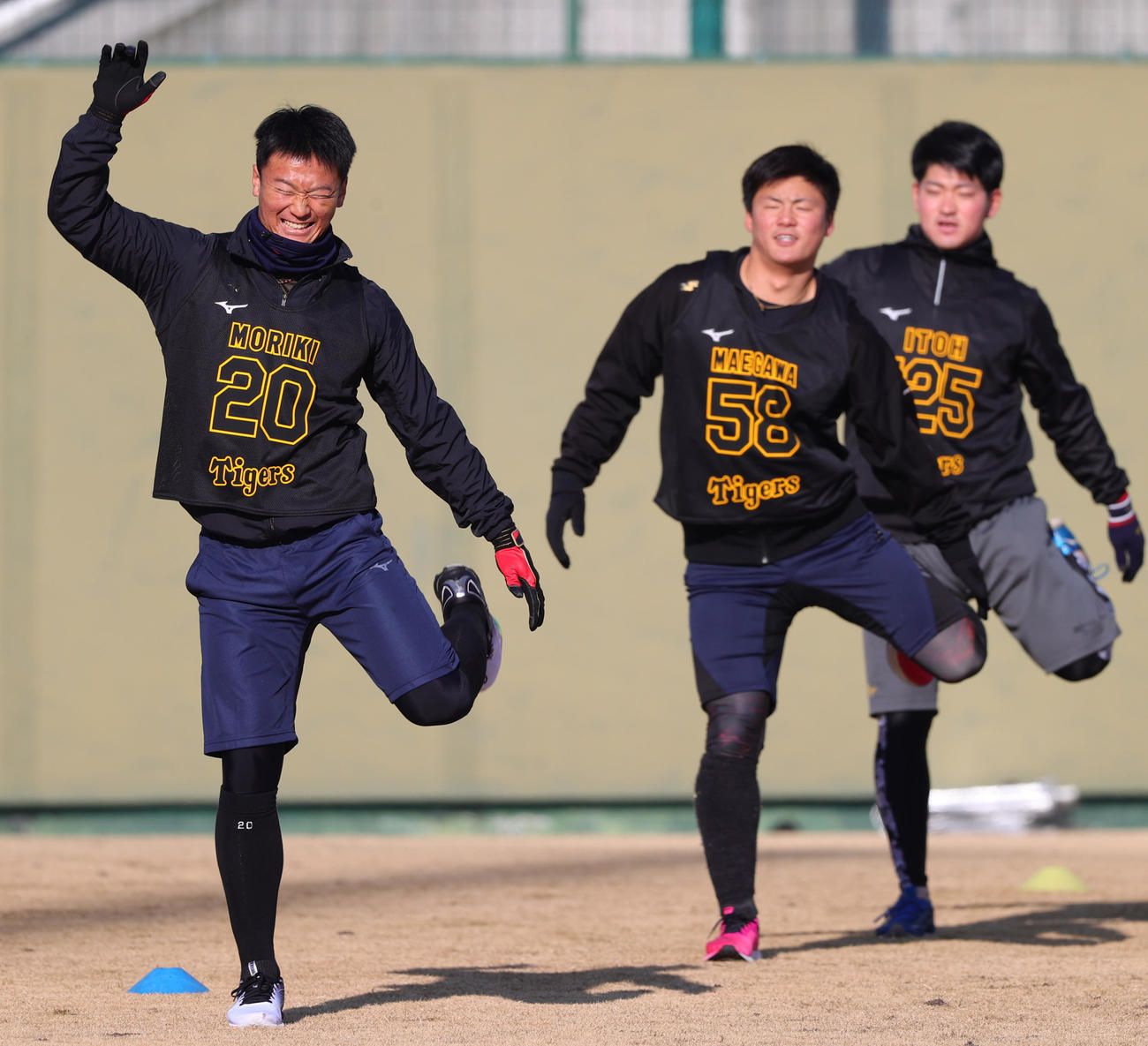 新人合同自主トレが開始し、笑顔でトレーニングする、左から森木大智、前川右京、伊藤稜（撮影・上山淳一）