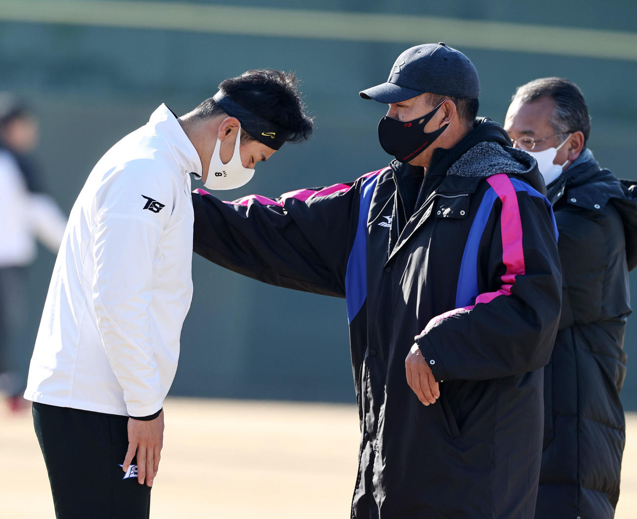 佐藤輝（左）は井上ヘッドコーチから言葉をかけられる（撮影・加藤哉）