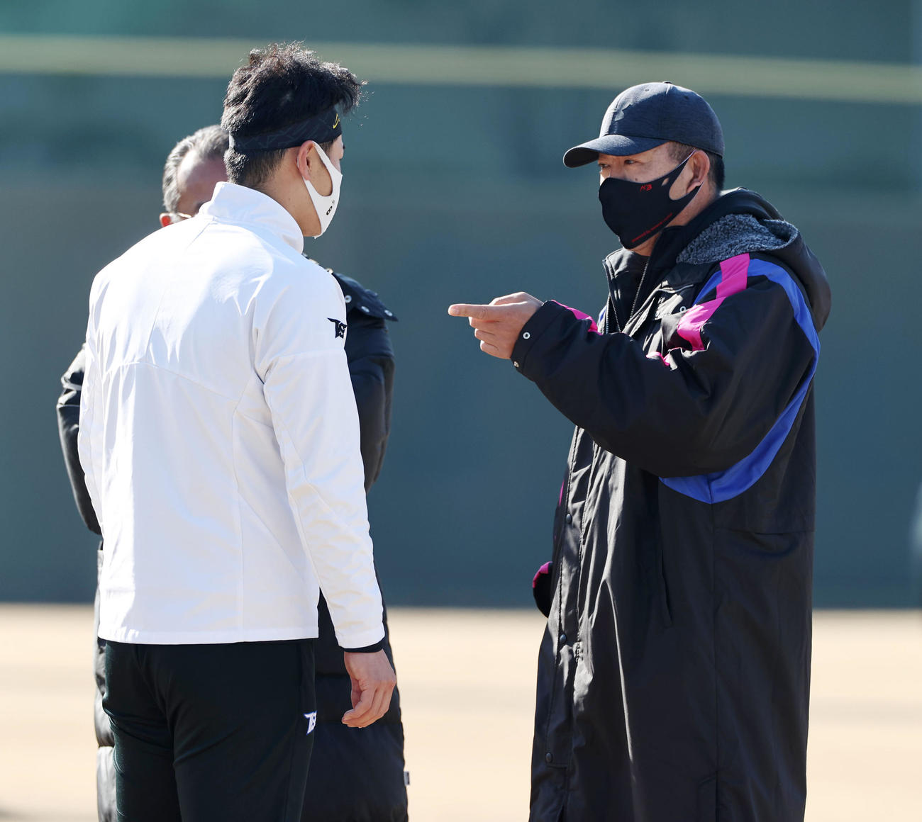 佐藤輝（左）は井上ヘッドコーチから言葉をかけられる（撮影・加藤哉）