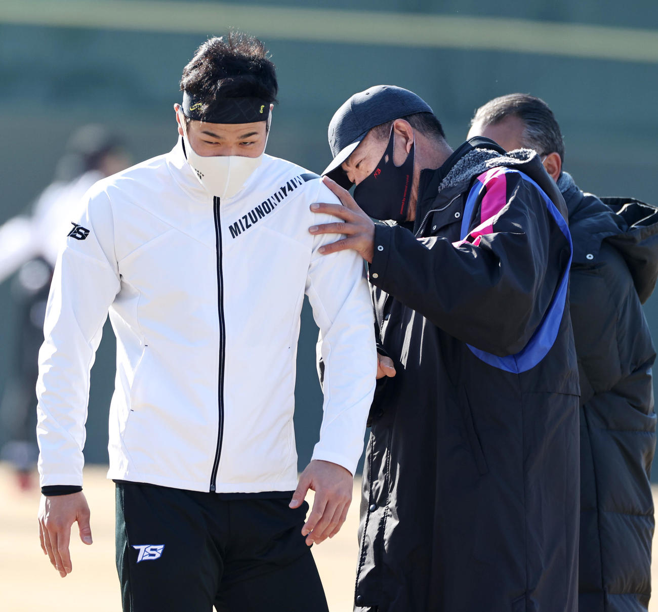 阪神佐藤輝（左）は井上ヘッドコーチのチェックを受ける（撮影・加藤哉）