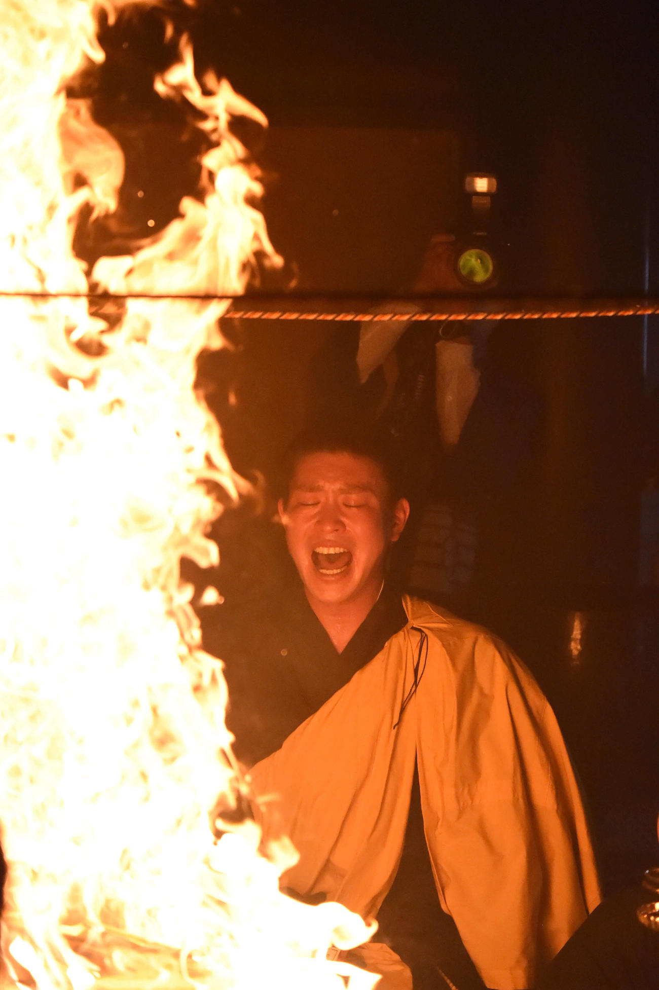 鹿児島市内の最福寺で護摩行に臨む広島堂林
