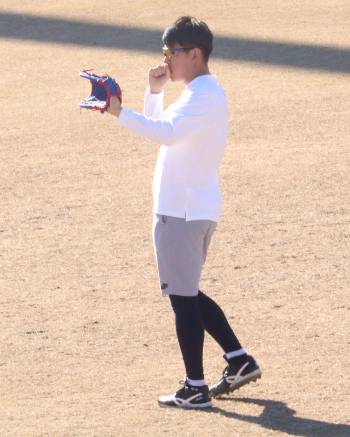 ジャイアンツ球場でキャッチボールをする巨人桜井（撮影・小早川宗一郎）