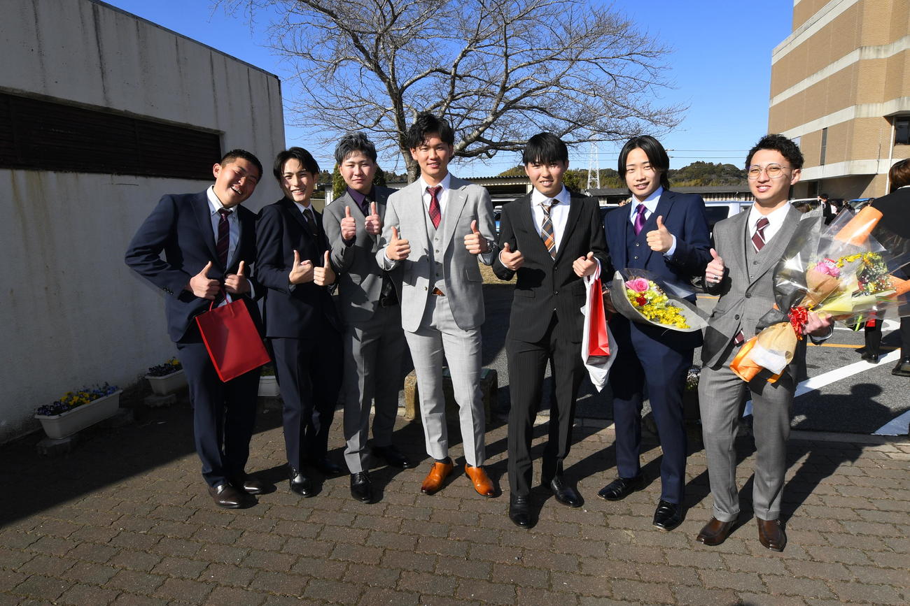 千葉・匝瑳市の成人式に出席した阪神及川（中央）は、中学時代にともにプレーした「匝瑳リトルシニア」のメンバーと記念撮影（撮影・中野椋）