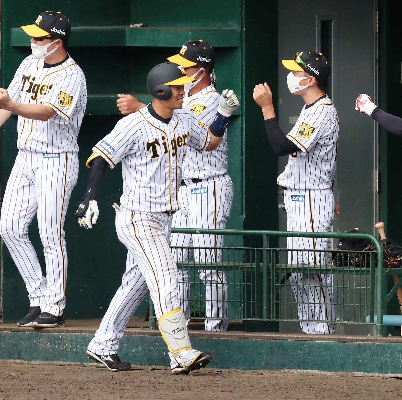 21年2月、阪神対日本ハム　佐藤輝（左）は右越え2点本塁打を放ち矢野監督と笑顔でタッチ
