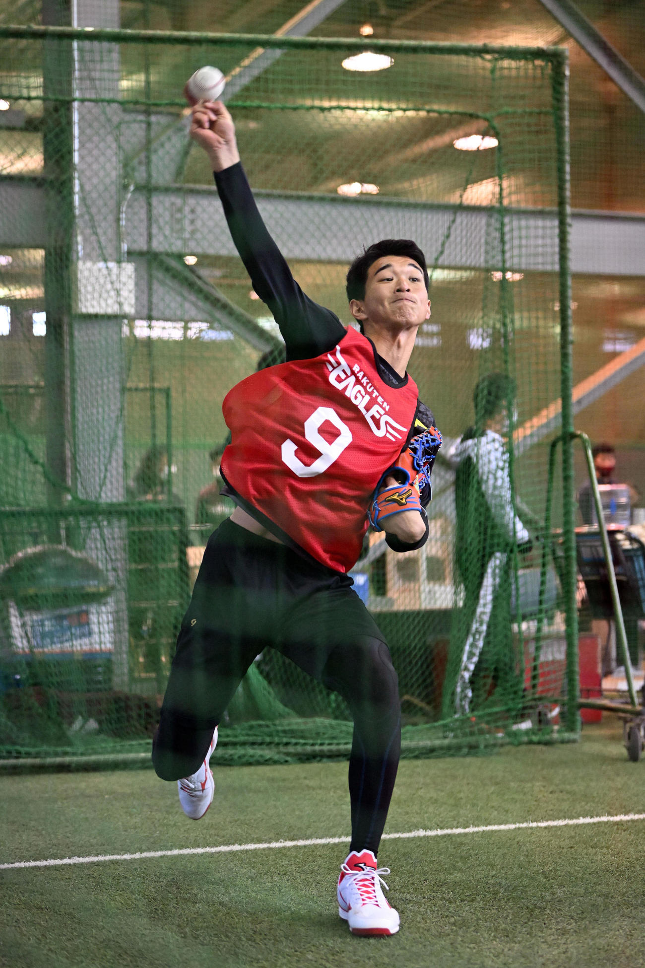 楽天新人合同自主トレでキャッチボールするドラフト1位の昌平高・吉野（撮影・滝沢徹郎）