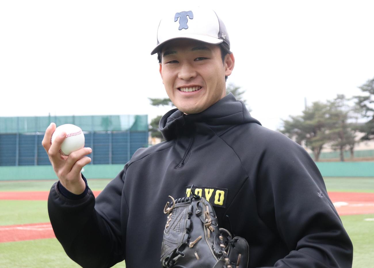 笑顔で写真撮影に応じた東洋大・羽田野温生投手（撮影・阿部泰斉）